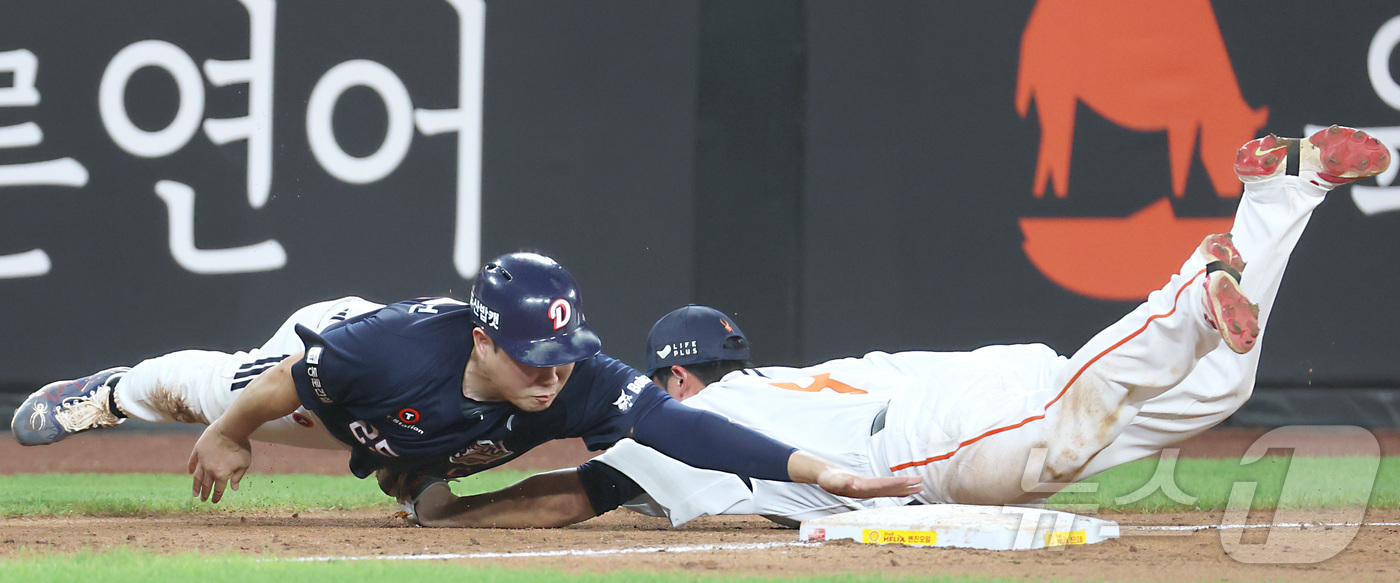 (대전=뉴스1) 김기남 기자 = 19일 대전 한화생명볼파크에서 열린 프로야구 '2025 신한 SOL 뱅크 KBO리그' 한화이글스 대 두산베어스 경기에서 두산 양의지가 8회초 안재석 …