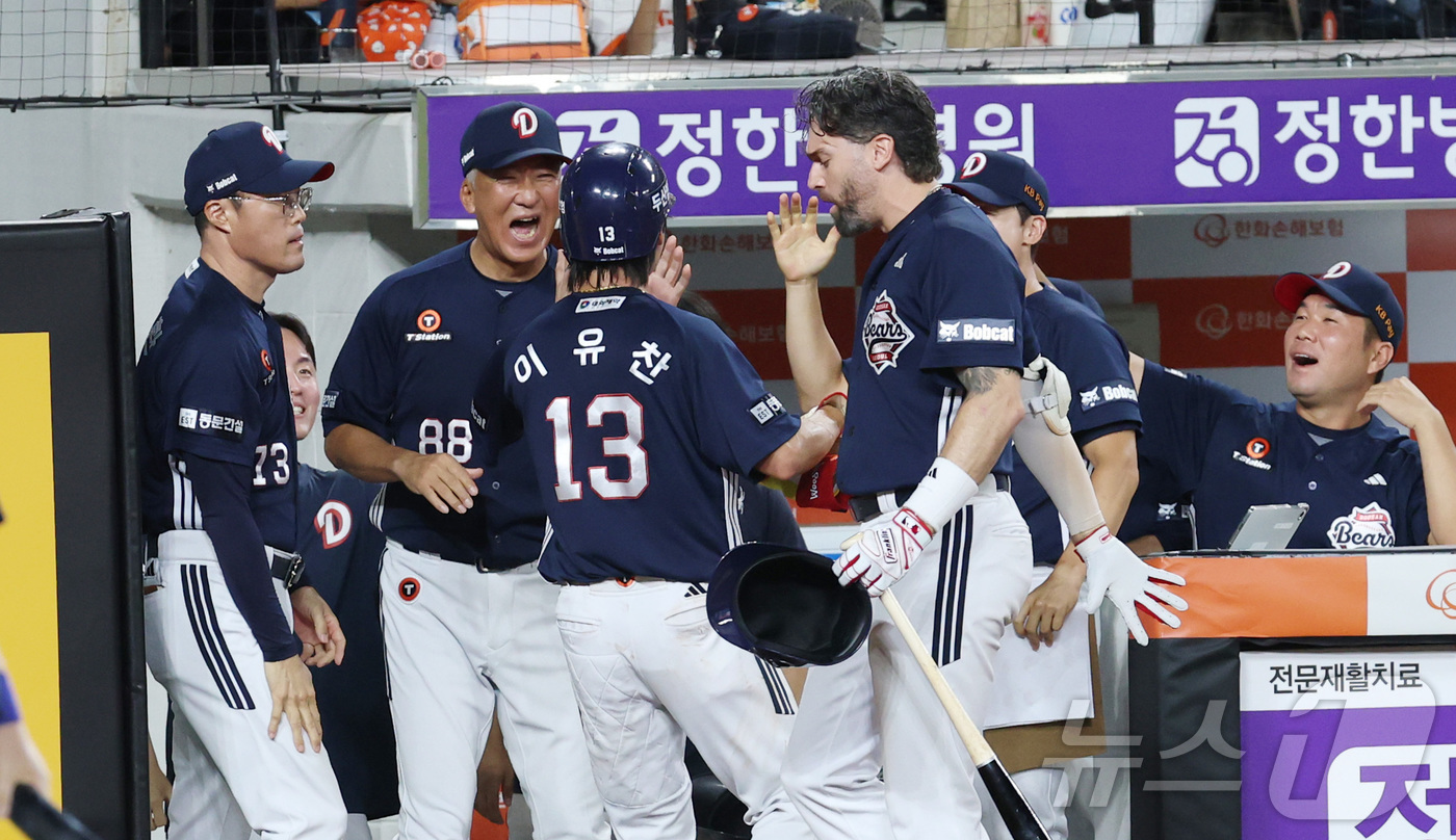 (대전=뉴스1) 김기남 기자 = 19일 대전 한화생명볼파크에서 열린 프로야구 '2025 신한 SOL 뱅크 KBO리그' 한화이글스 대 두산베어스 경기에서 9회초 두산 이유찬이 정수빈 …