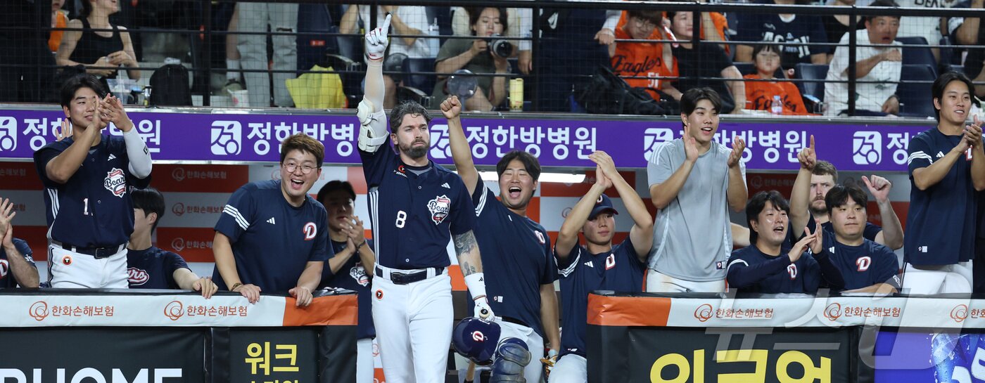 본문 이미지 - 19일 대전 한화생명볼파크에서 열린 프로야구 '2025 신한 SOL 뱅크 KBO리그' 한화이글스 대 두산베어스 경기에서 9회초 두산 이유찬이 정수빈 내야땅볼에 홈에서 세이프 되며 경기를 6대5 역전, 환호하고 있다. ⓒ News1 김기남 기자