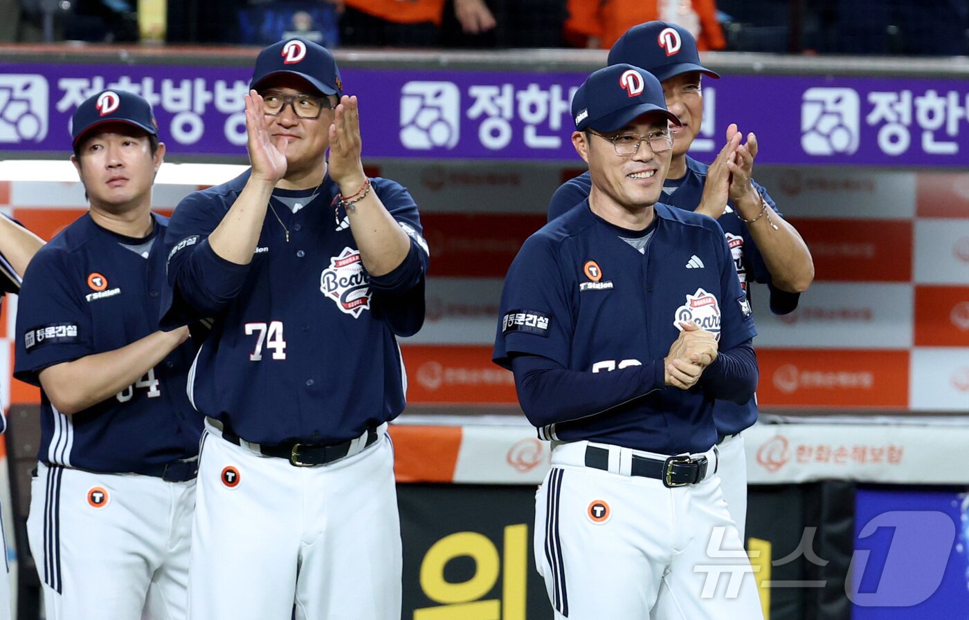 본문 이미지 - 19일 대전 한화생명볼파크에서 열린 프로야구 &#39;2025 신한 SOL 뱅크 KBO리그&#39; 한화이글스 대 두산베어스 경기에서 두산이 역전승을 거두며 조성환 감독대행이 환한 미소를 짓고 있다. 2025.8.19/뉴스1 ⓒ News1 김기남 기자