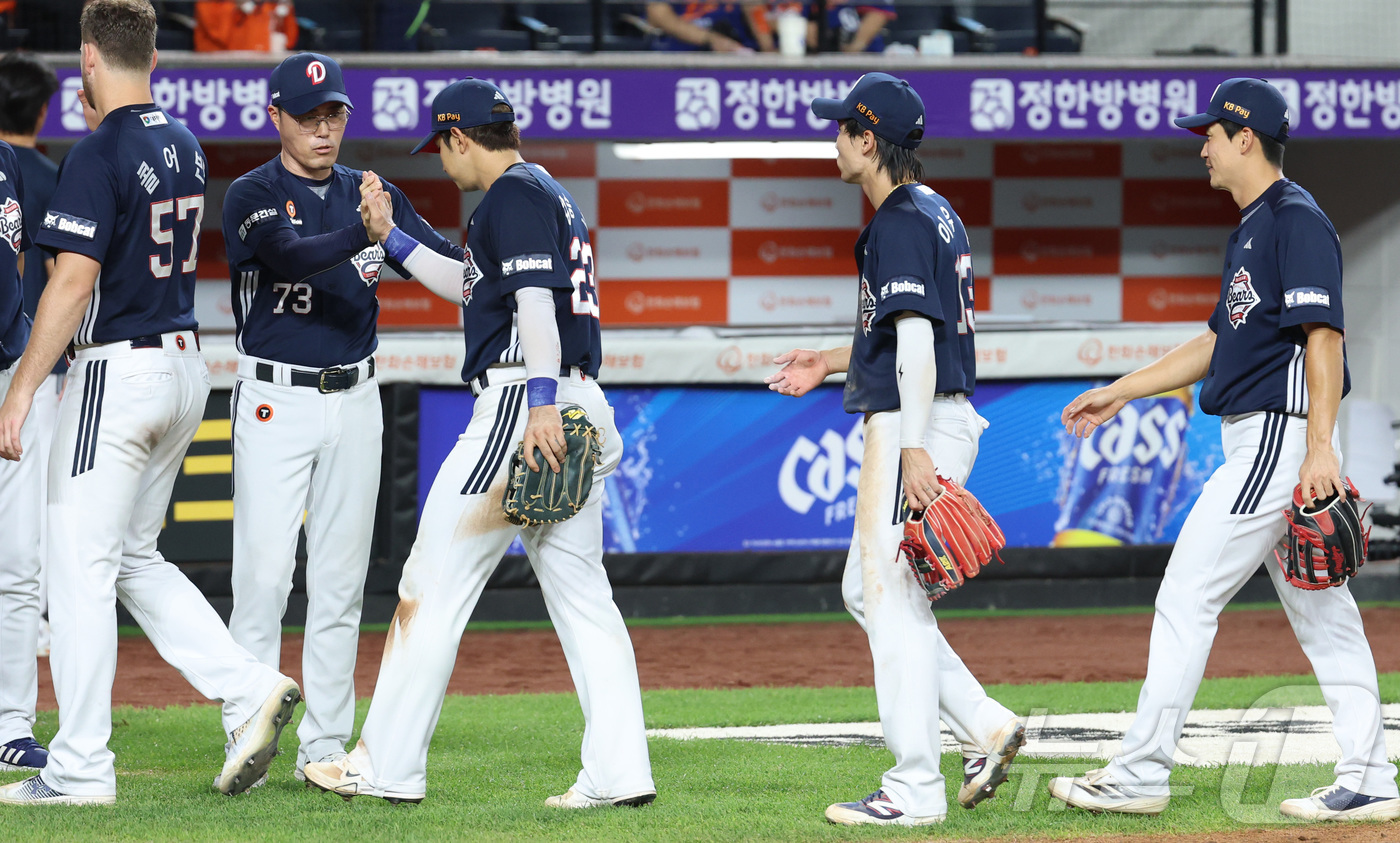 (대전=뉴스1) 김기남 기자 = 19일 대전 한화생명볼파크에서 열린 프로야구 '2025 신한 SOL 뱅크 KBO리그' 한화이글스 대 두산베어스 경기에서 두산이 역전승을 거두며 조성 …