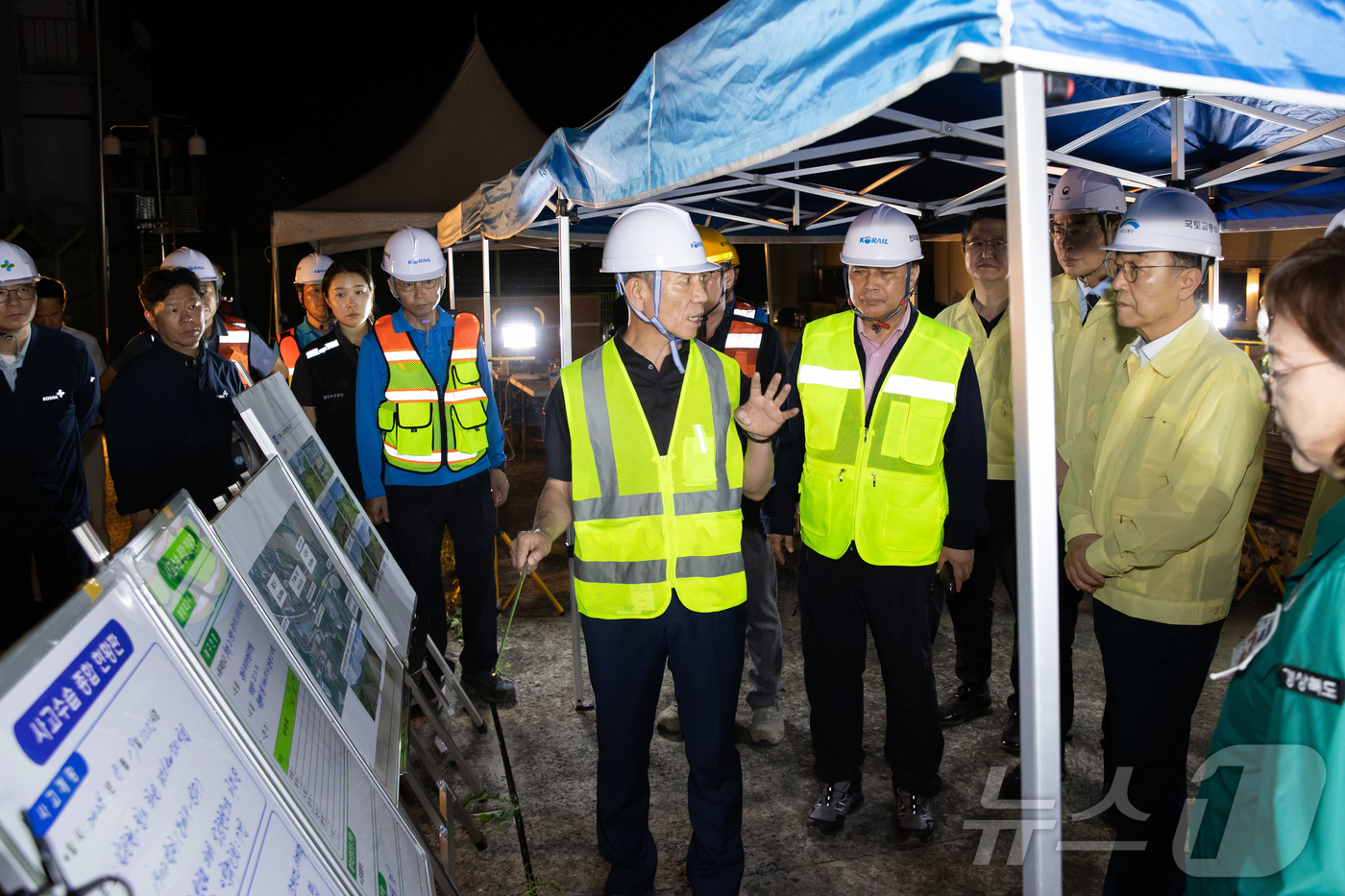 (서울=뉴스1) = 김윤덕 국토교통부 장관이 19일 경부선 남성현~청도 구간에서 무궁화 열차와 작업자(7명)간 접촉 사고 현장을 방문해 한국철도공사 한문희 사장으로부터 사고 경위 …