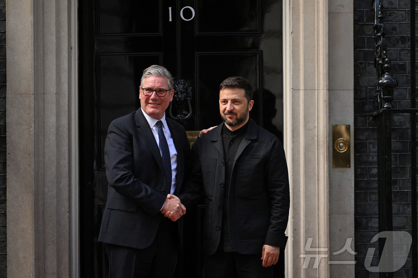 (런던 로이터=뉴스1) 강민경 기자 = 키어 스타머 영국 총리와 볼로디미르 젤렌스키 우크라이나 대통령이 지난 6월 23일 영국 런던 다우닝가 10번지 앞에서 악수하고 있다. 202 …