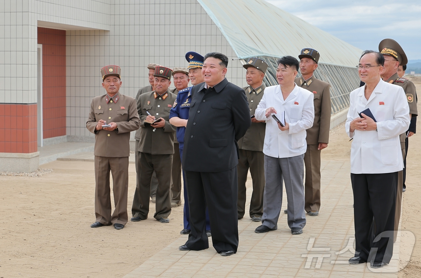 (서울=뉴스1) = 북한 노동당 기관지 노동신문은 2일 "김정은 동지께서 지난 1일 위화도 온실종합농장 건설장과 신의주시·의주군의 섬지구 영구화제방 공사장을 현지지도했다"라고 보도 …