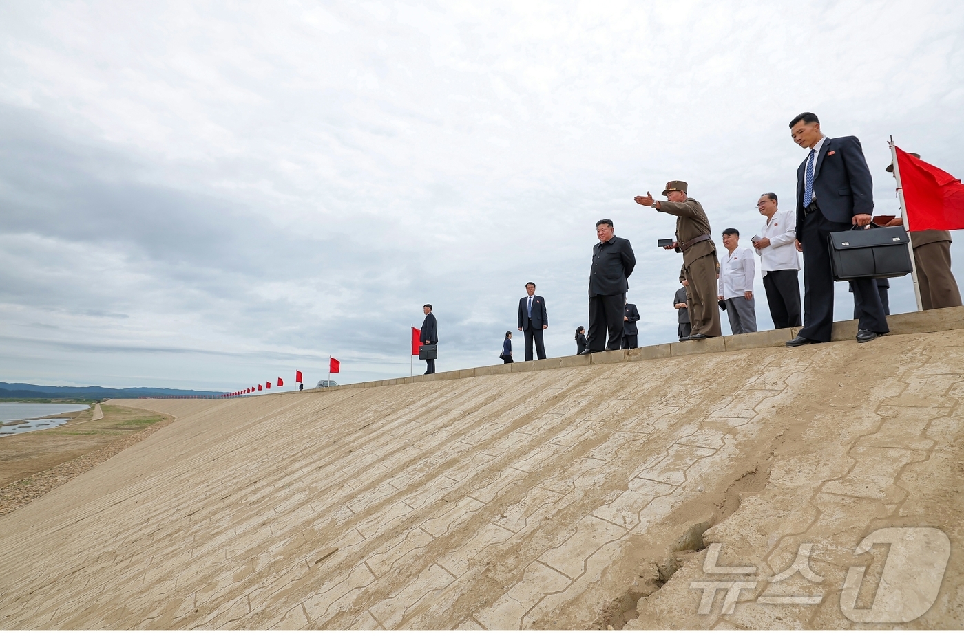 (서울=뉴스1) = 북한 노동당 기관지 노동신문은 2일 "김정은 동지께서 지난 1일 위화도 온실종합농장 건설장과 신의주시·의주군의 섬지구 영구화제방 공사장을 현지지도했다"라고 보도 …