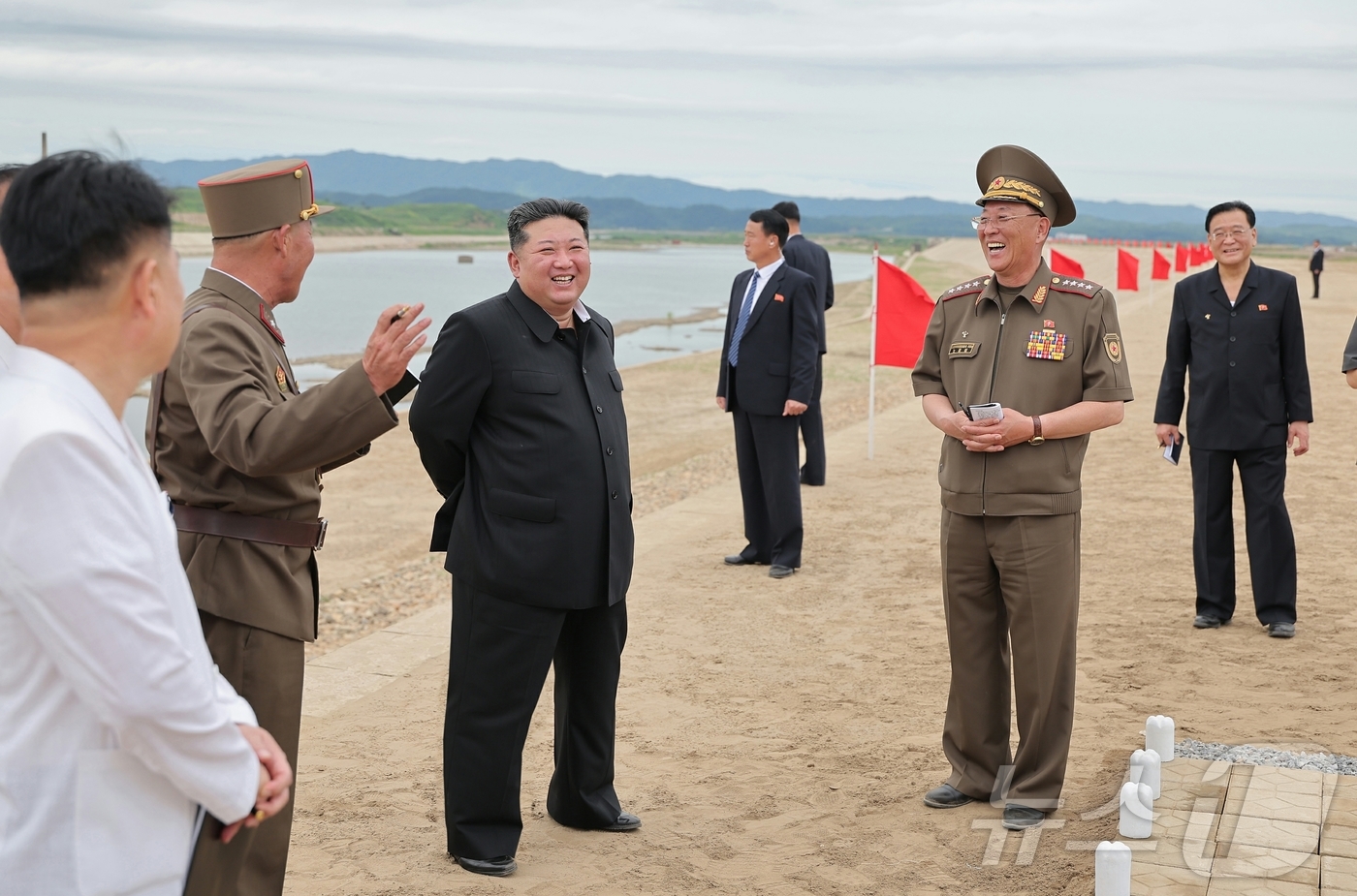 (서울=뉴스1) = 북한 노동당 기관지 노동신문은 2일 "김정은 동지께서 지난 1일 위화도 온실종합농장 건설장과 신의주시·의주군의 섬지구 영구화제방 공사장을 현지지도했다"라고 보도 …