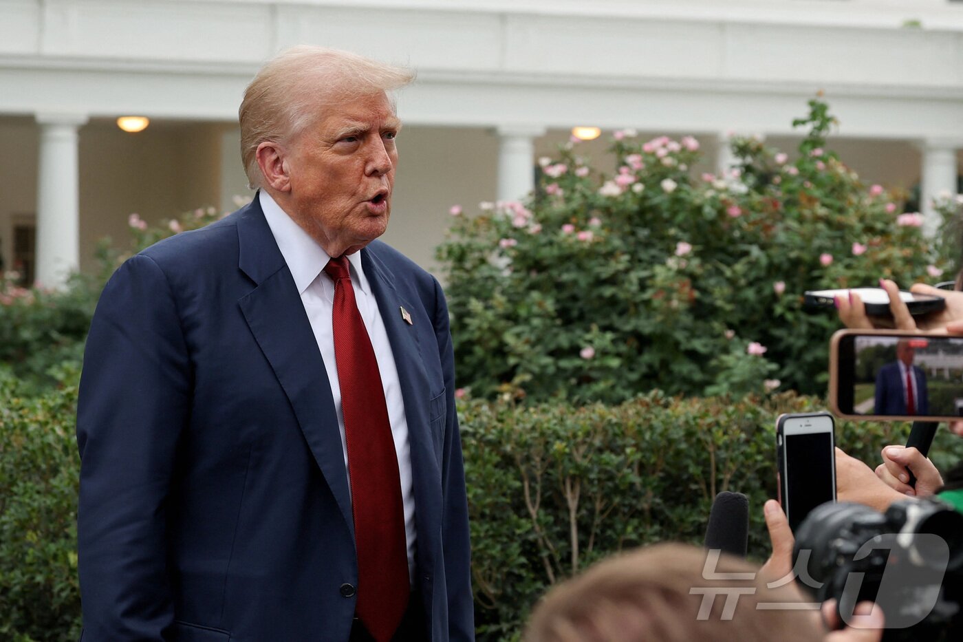 본문 이미지 - 도널드 트럼프 미국 대통령이 1일(현지시간) 미국 워싱턴DC 백악관에서 뉴저지로 출발하기 위해 '마린 원'(미 대통령 전용헬기)에 탑승하기 전 기자들과 만나 질문에 답하고 있다. 2025.08.01. ⓒ 로이터=뉴스1 ⓒ News1 류정민 특파원