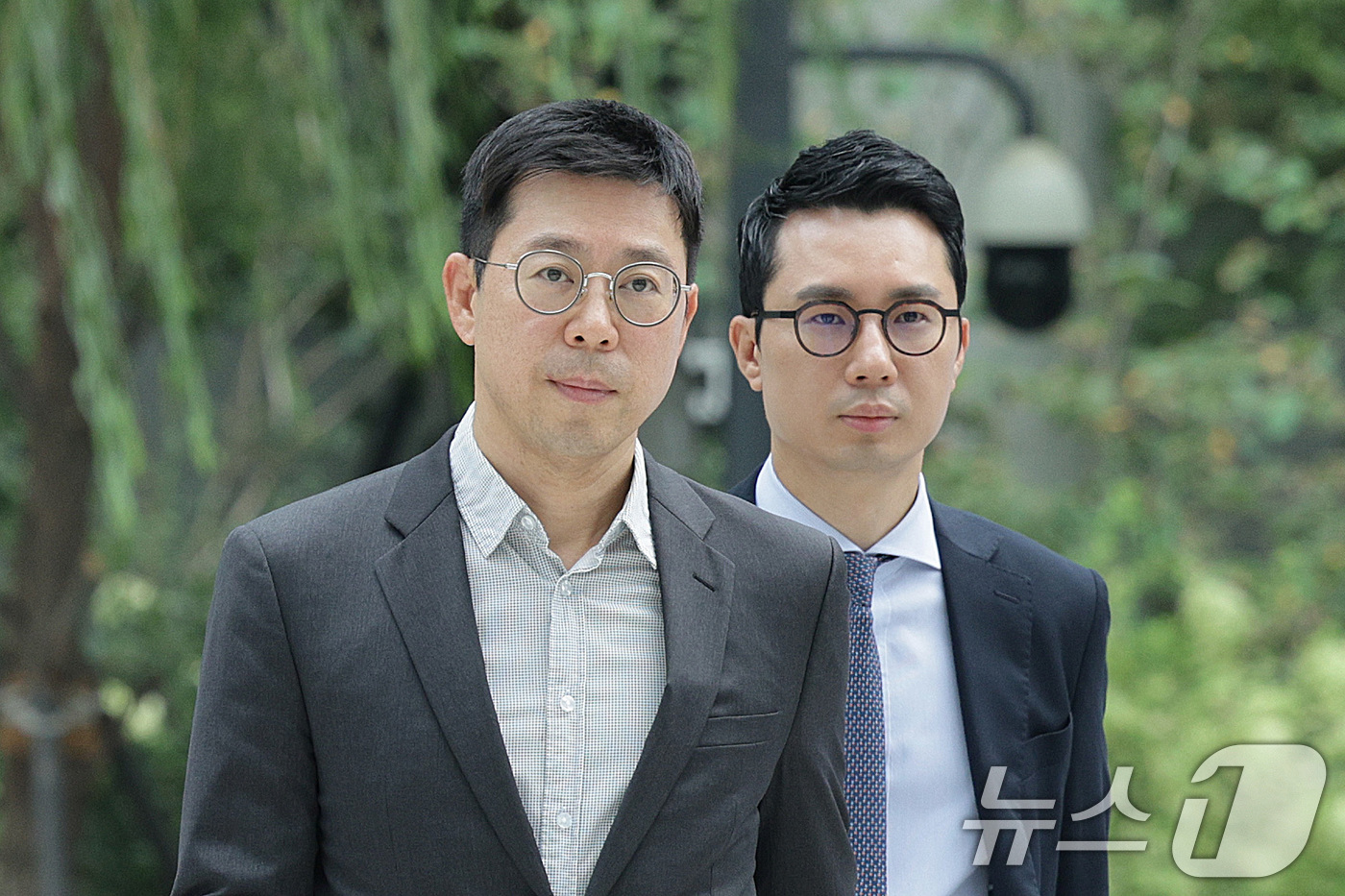 (서울=뉴스1) 신웅수 기자 = 민경민 오아시스에쿼티파트너스 대표가 2일 오전 서울 종로구에 마련된 김건희 특검팀(특별검사 민중기) 사무실로 조사를 받기 위해 출석하고 있다. 20 …