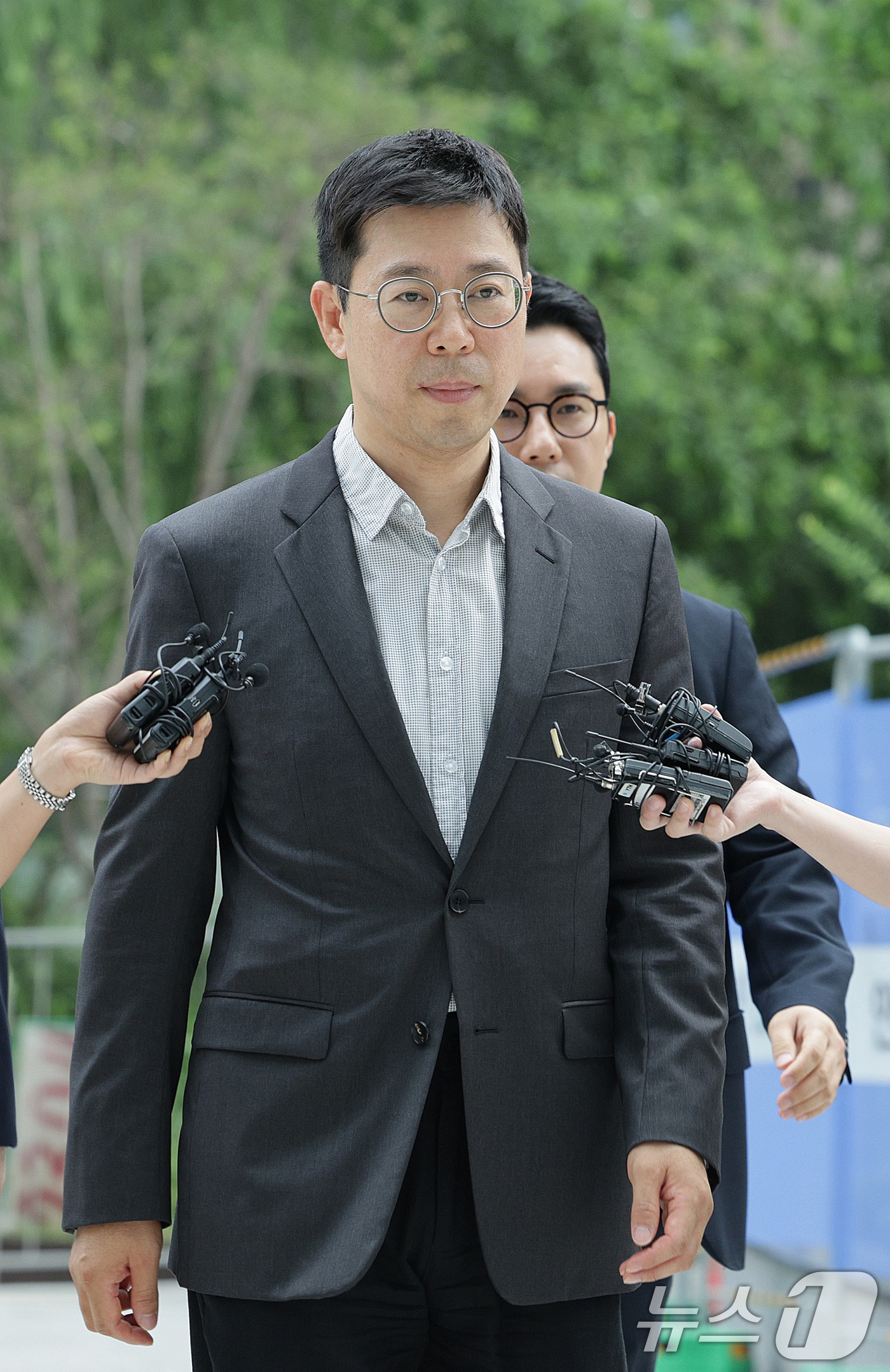 (서울=뉴스1) 신웅수 기자 = 민경민 오아시스에쿼티파트너스 대표가 2일 오전 서울 종로구에 마련된 김건희 특검팀(특별검사 민중기) 사무실로 조사를 받기 위해 출석하고 있다. 20 …