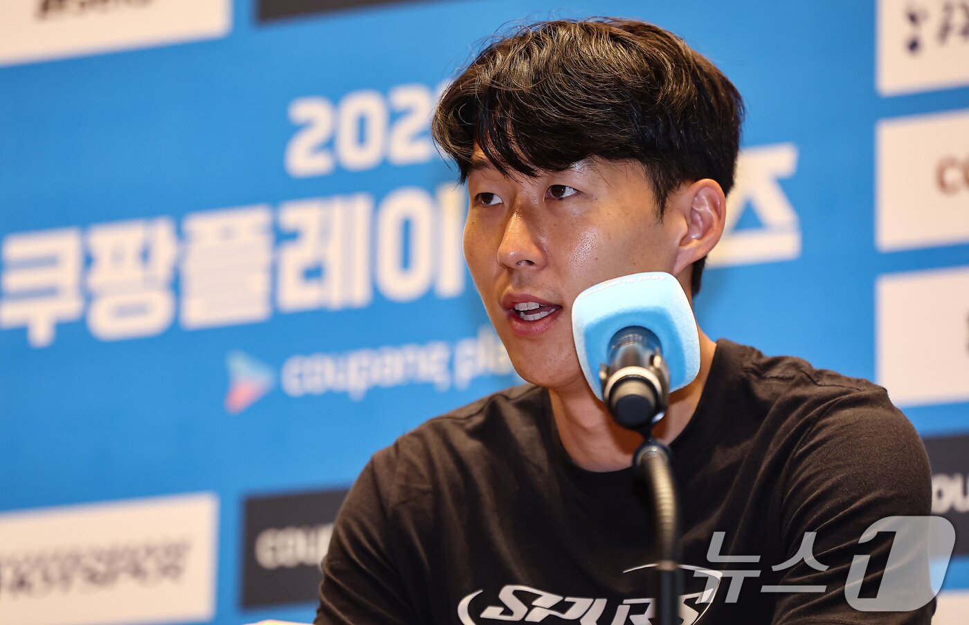 본문 이미지 - 손흥민이 8월 2일 서울 영등포구 IFC TWO The Forum에서 열린 2025 쿠팡플레이 시리즈 토트넘 프리 기자회견에서 취재진 질문에 답하고 있다. 2025.8.2/뉴스1 ⓒ News1 김도우 기자