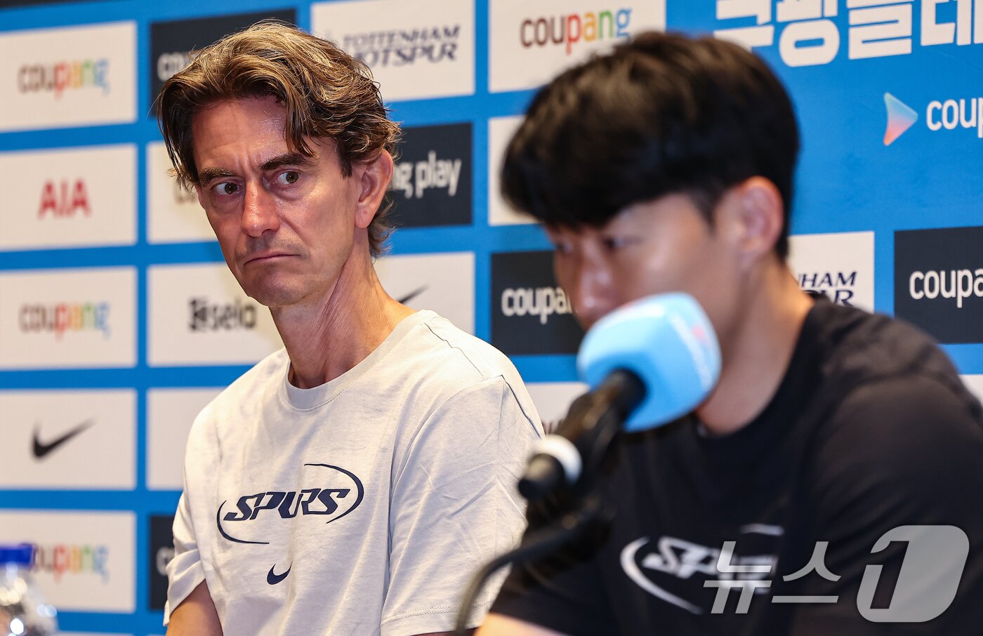 본문 이미지 - 토마스 프랑크 토트넘 감독이 2일 서울 영등포구 IFC TWO The Forum에서 열린 2025 쿠팡플레이 시리즈 토트넘 프리 기자회견에서 손흥민을 바라보고 있다. 2025.8.2/뉴스1 ⓒ News1 김도우 기자