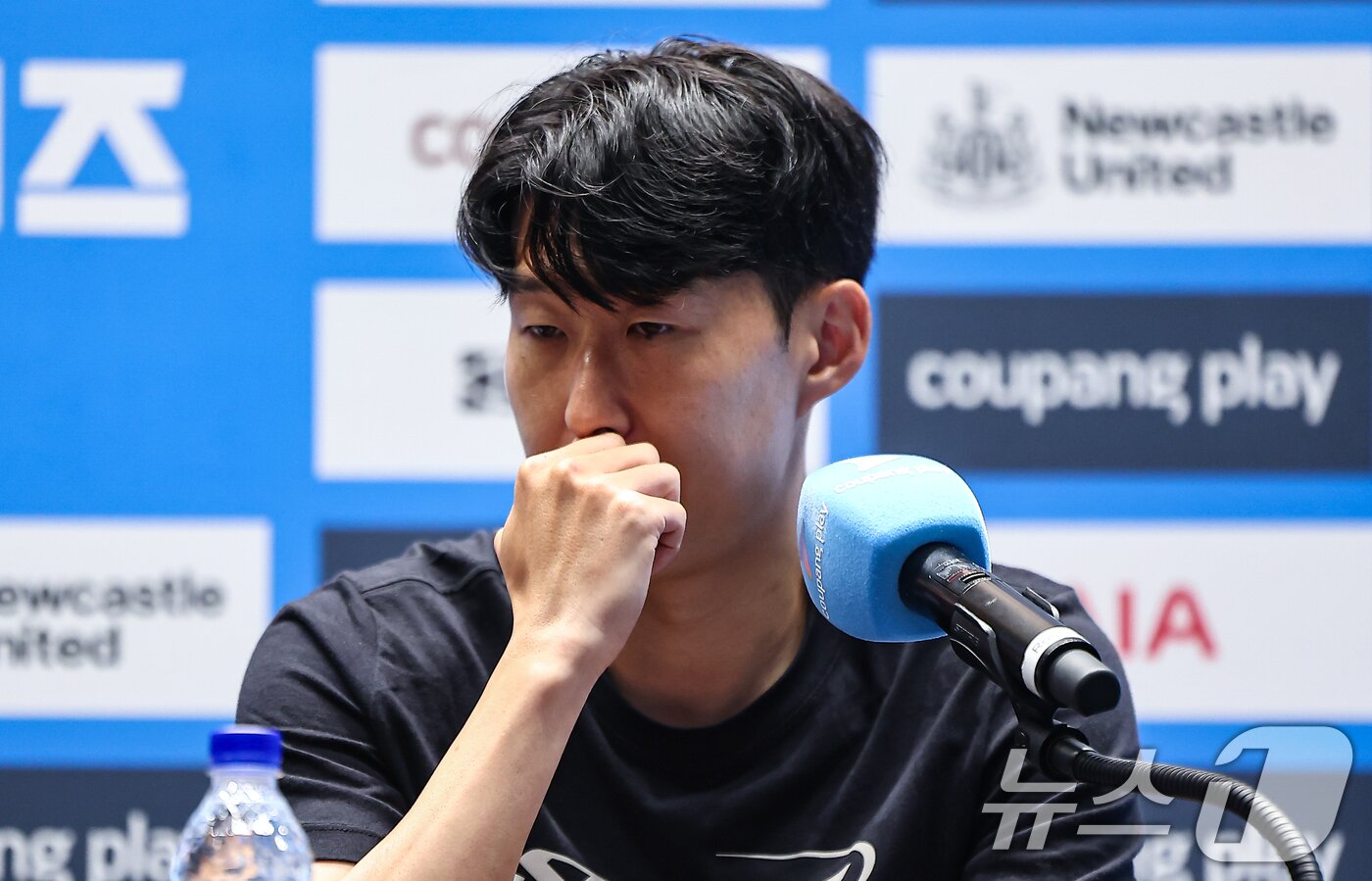 본문 이미지 - 토트넘 손흥민이 2일 서울 영등포구 IFC TWO The Forum에서 열린 2025 쿠팡플레이 시리즈 토트넘 프리 기자회견에서 취재진 질문에 답하고 있다. 2025.8.2/뉴스1 ⓒ News1 김도우 기자