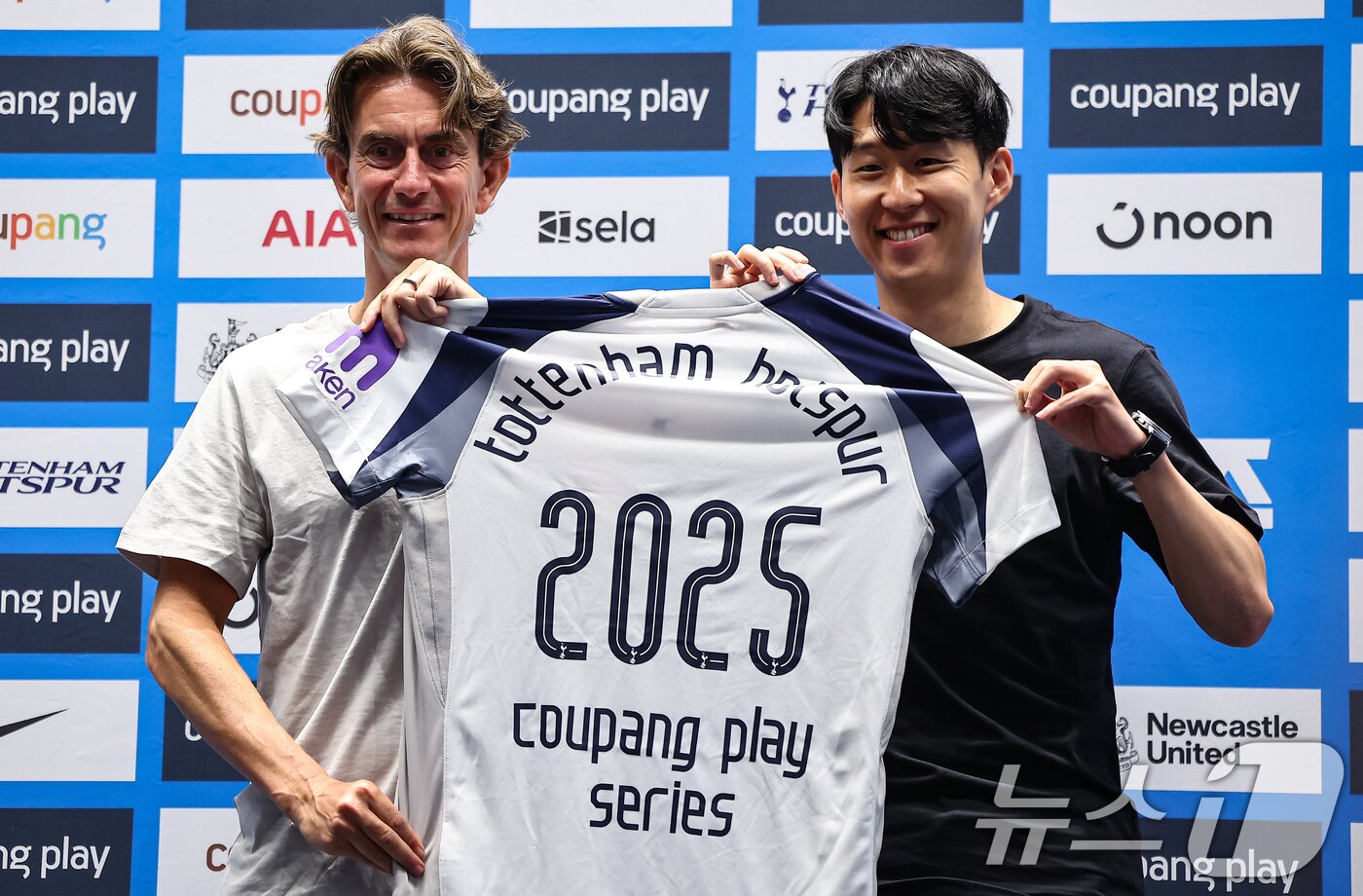 본문 이미지 - 토마스 프랑크 토트넘 감독과 손흥민이 2일 서울 영등포구 IFC TWO The Forum에서 열린 2025 쿠팡플레이 시리즈 토트넘 프리 기자회견에서 기념촬영을 하고 있다. 2025.8.2/뉴스1 ⓒ News1 김도우 기자
