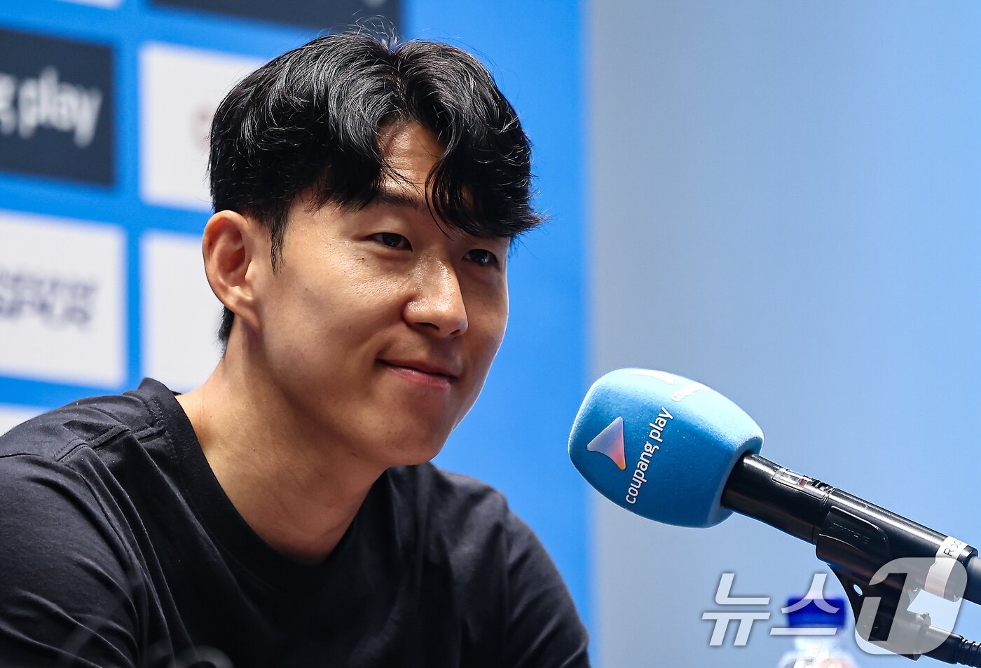 본문 이미지 - 토트넘 손흥민이 2일 서울 영등포구 IFC TWO The Forum에서 열린 2025 쿠팡플레이 시리즈 토트넘 프리 기자회견에서 취재진 질문에 답하고 있다. 2025.8.2/뉴스1 ⓒ News1 김도우 기자