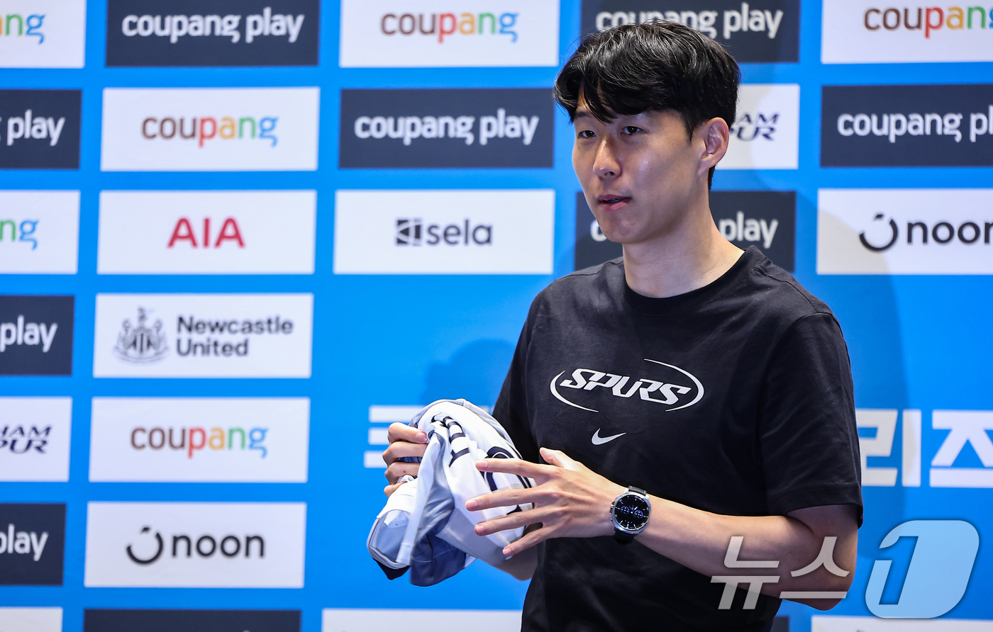(서울=뉴스1) 김도우 기자 = 토트넘 손흥민이 2일 서울 영등포구 IFC TWO The Forum에서 열린 2025 쿠팡플레이 시리즈 토트넘 프리 기자회견에서 기념촬영 후 유니폼 …