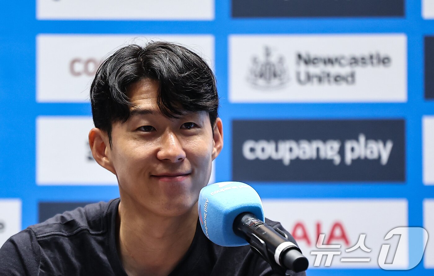 본문 이미지 - 토트넘 손흥민이 2일 서울 영등포구 IFC TWO The Forum에서 열린 2025 쿠팡플레이 시리즈 토트넘 프리 기자회견에서 취재진 질문에 답하고 있다. 2025.8.2/뉴스1 ⓒ News1 김도우 기자
