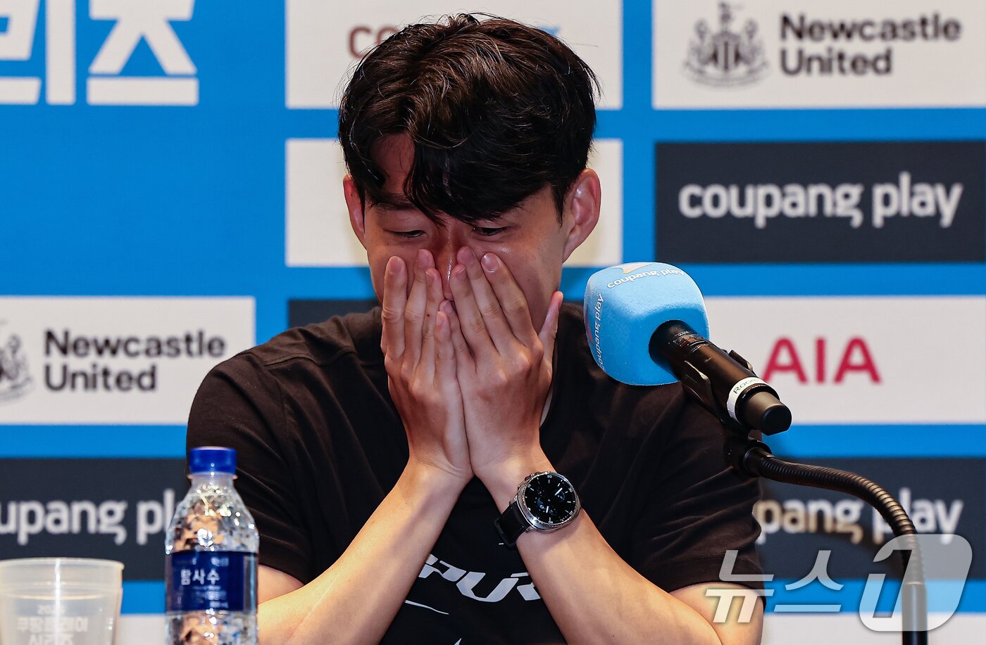 본문 이미지 - 토트넘 손흥민이 2일 서울 영등포구 IFC TWO The Forum에서 열린 2025 쿠팡플레이 시리즈 토트넘 프리 기자회견에서 취재진 질문에 답하고 있다. 2025.8.2/뉴스1 ⓒ News1 김도우 기자