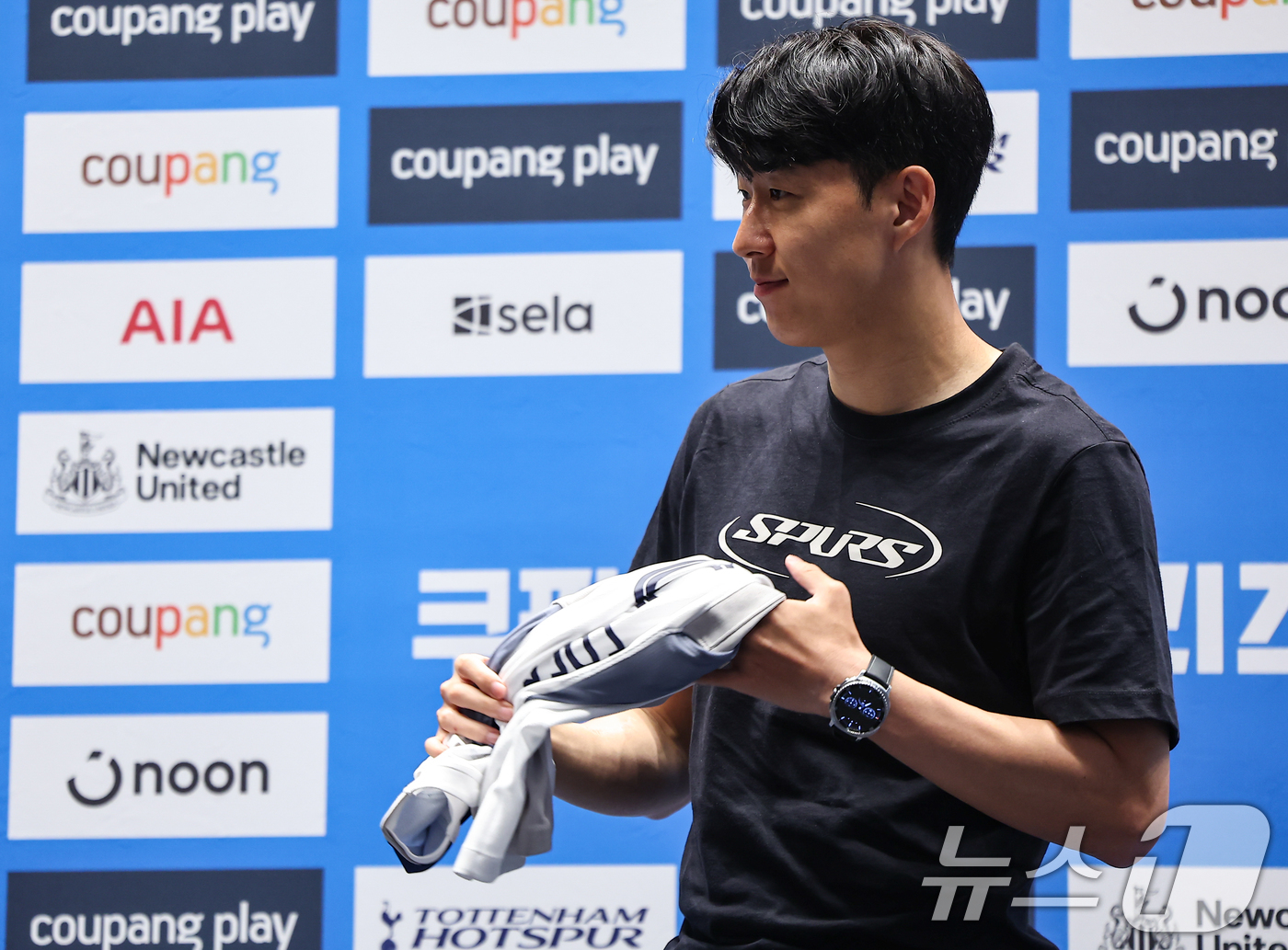 (서울=뉴스1) 김도우 기자 = 토트넘 손흥민이 2일 서울 영등포구 IFC TWO The Forum에서 열린 2025 쿠팡플레이 시리즈 토트넘 프리 기자회견에서 기념촬영 후 유니폼 …