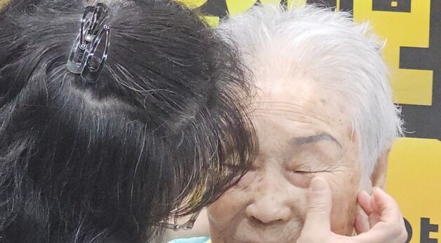 눈물 닦는 양금덕 할머니