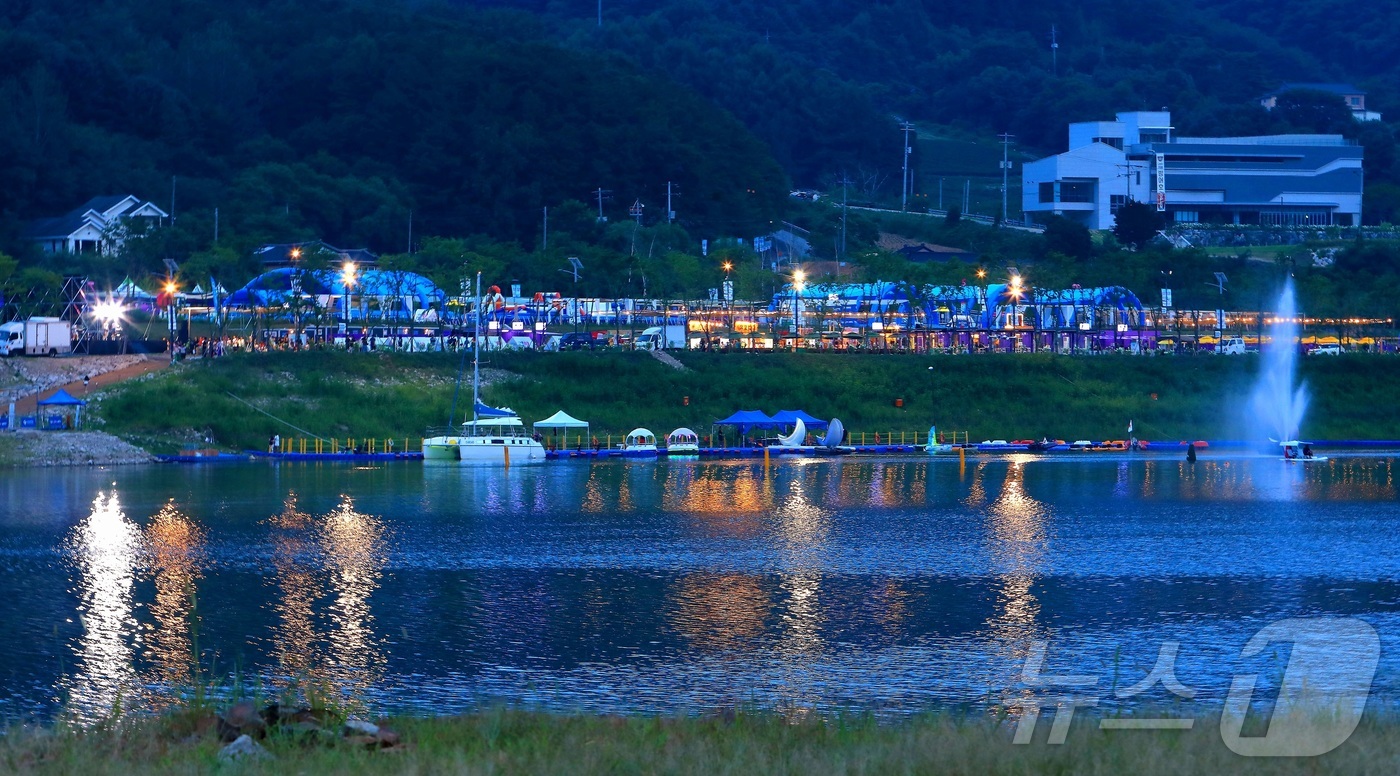 (인제=뉴스1) 이종재 기자 = 지난 1일 강원 인제군의 여름 축제인 ‘여름愛 인제愛 빠지다’가 인제군 남면 빙어호 일원에서 열리고 있다. 약 1300평 규모의 대형 물놀이장에서 …
