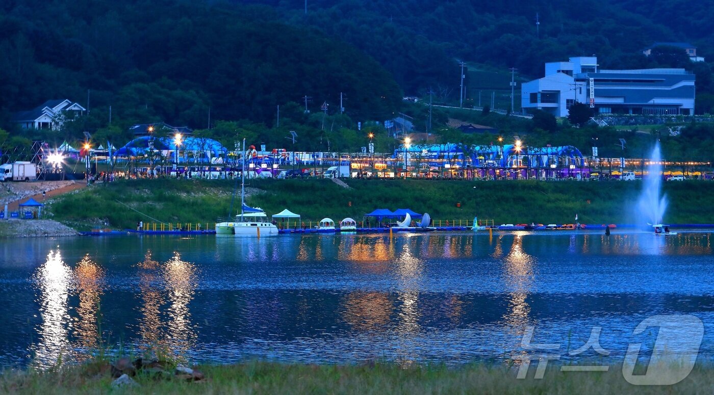 본문 이미지 - 지난 1일 강원 인제군의 여름 축제인 ‘여름愛 인제愛 빠지다’가 인제군 남면 빙어호 일원에서 열리고 있다. 약 1300평 규모의 대형 물놀이장에서 워터슬라이드 등 다양한 놀이시설을 비롯 수상레저 체험, 육상 액티비티 체험이 운영되는 이번 축제는 8월 10일까지 이어진다. &#40;인제군 제공. 재사용 및 DB금지&#41; 2025.8.2/뉴스1 ⓒ News1 이종재 기자