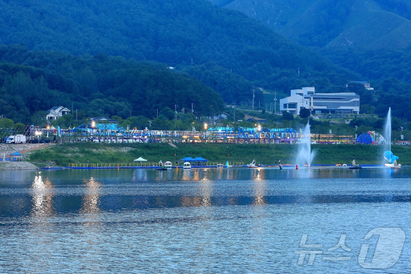 (인제=뉴스1) 이종재 기자 = 지난 1일 강원 인제군의 여름 축제인 ‘여름愛 인제愛 빠지다’가 인제군 남면 빙어호 일원에서 열리고 있다. 약 1300평 규모의 대형 물놀이장에서 …