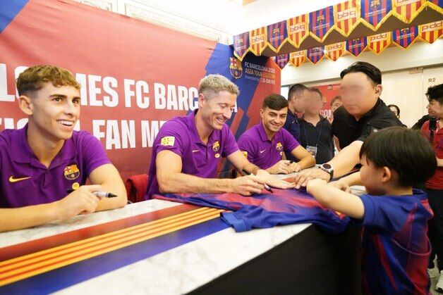 FC바르샤 페드리·레반도프스키가 'BBQ 청계광장점'에 떴다…1000여명 팬 몰려