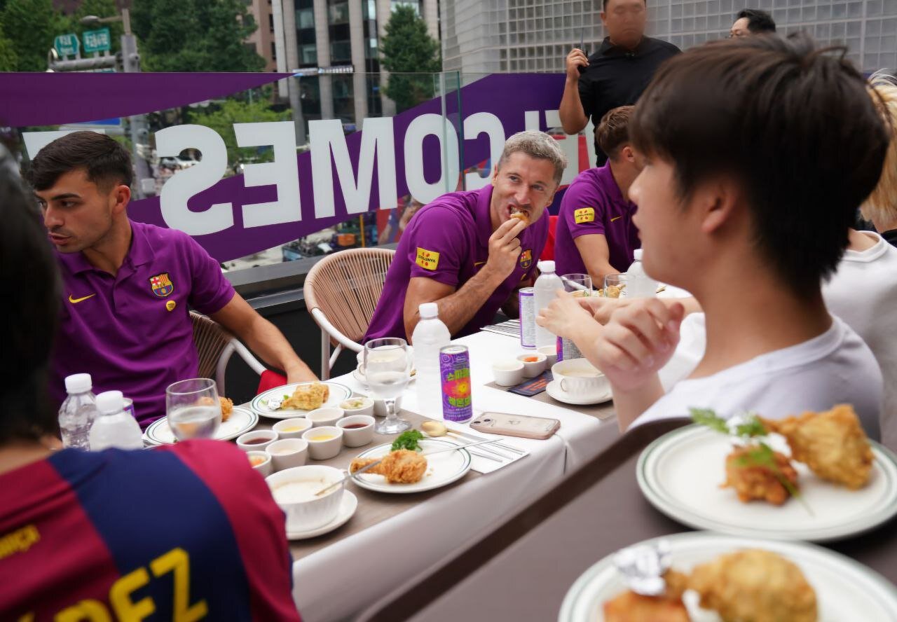 본문 이미지 - BBQ 치마카세의 첫 번째 메뉴인 김두치를 즐기는 FC바르셀로나 선수들. 왼쪽부터 페르디, 레반도프스키, 페르민.(제네시스BBQ 제공)