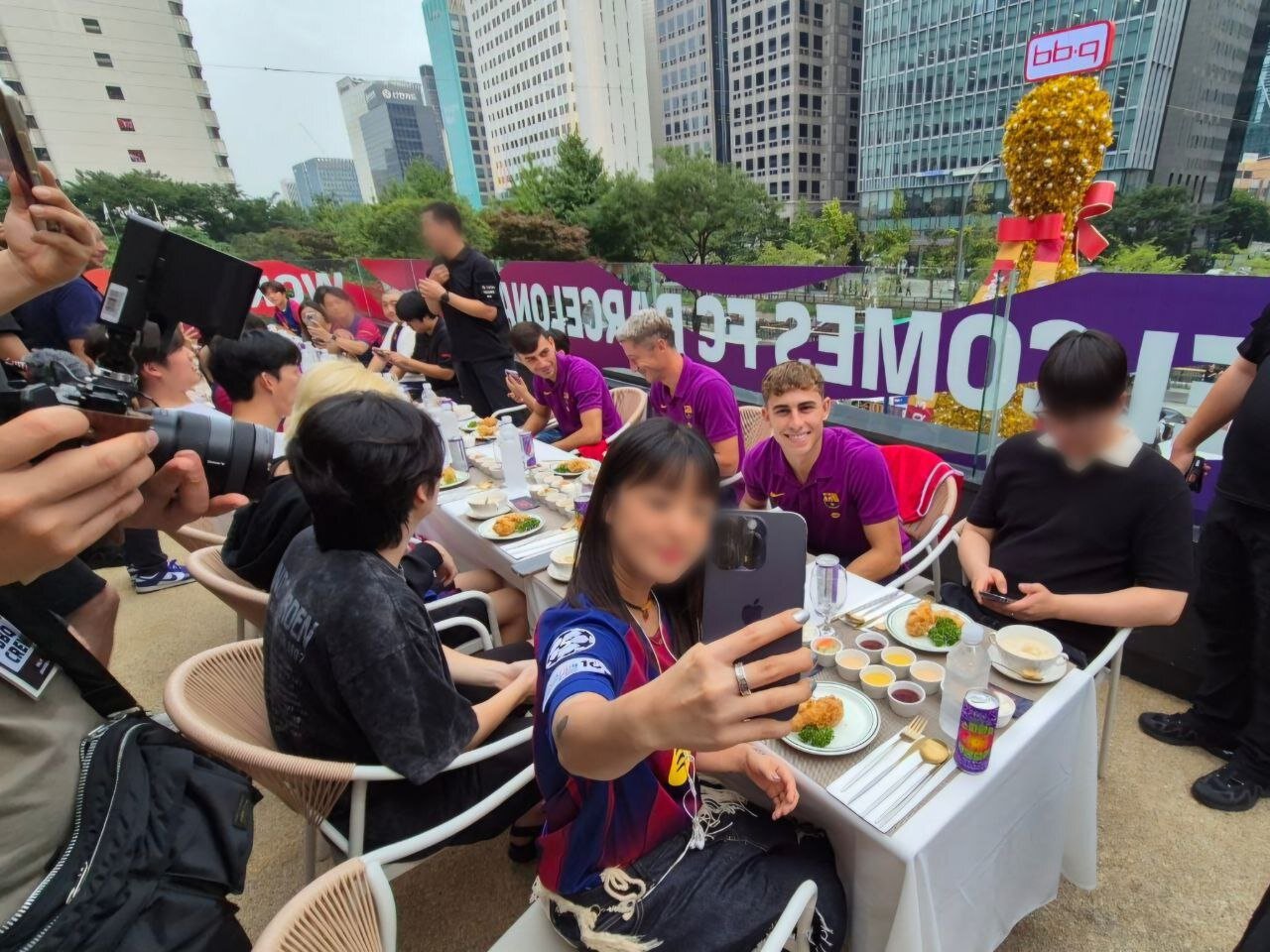 본문 이미지 - 사인회 종료 후 선수단과 구단 관계자들에게는 BBQ 빌리지 청계광장점 루프탑에서 'BBQ 치마카세' 코스가 제공됐다.(제네시스BBQ 제공)