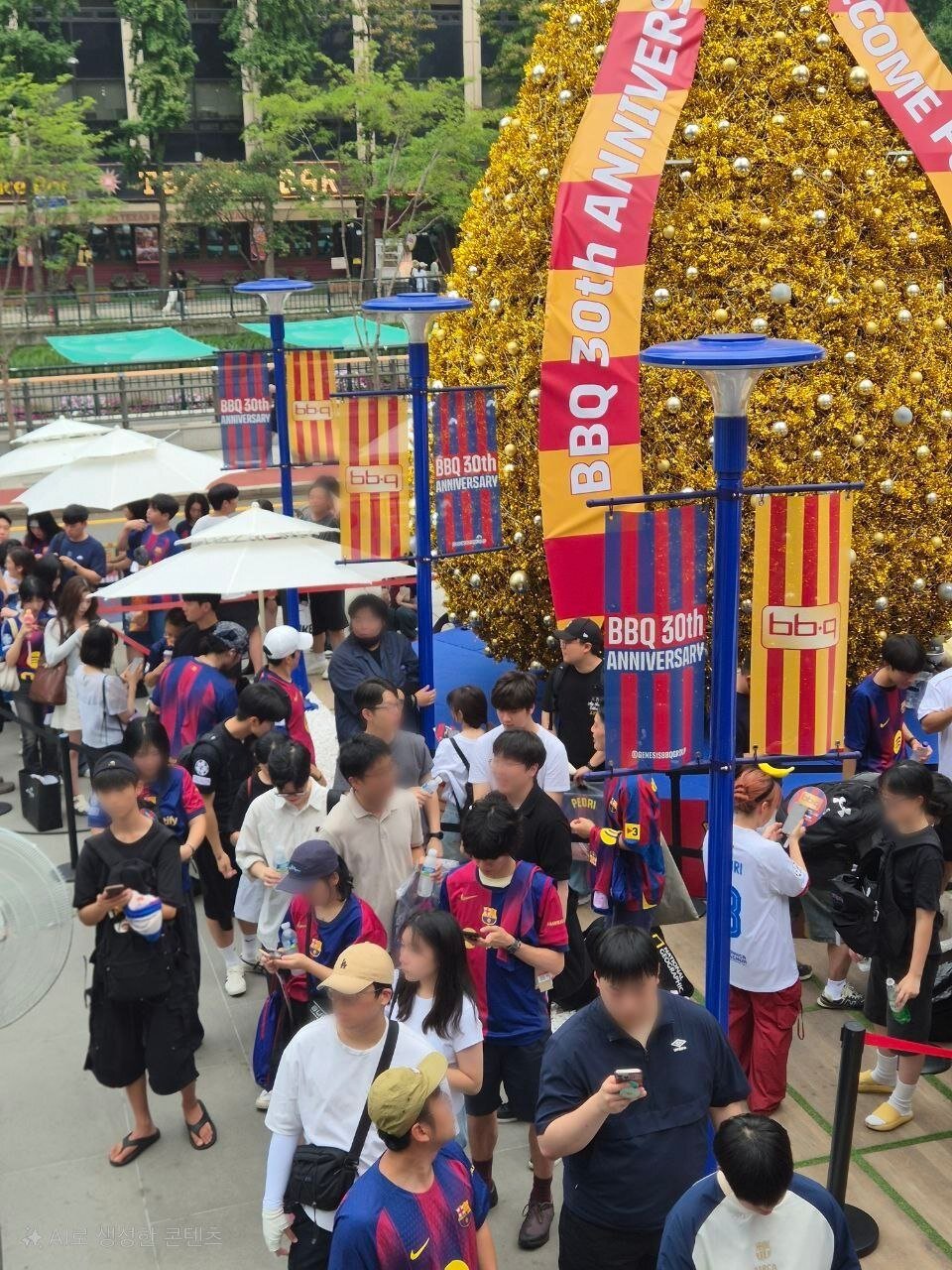 본문 이미지 - BBQ 빌리지 청계광장점에 1000여명의 팬이 방문했다.(제네시스BBQ 제공)