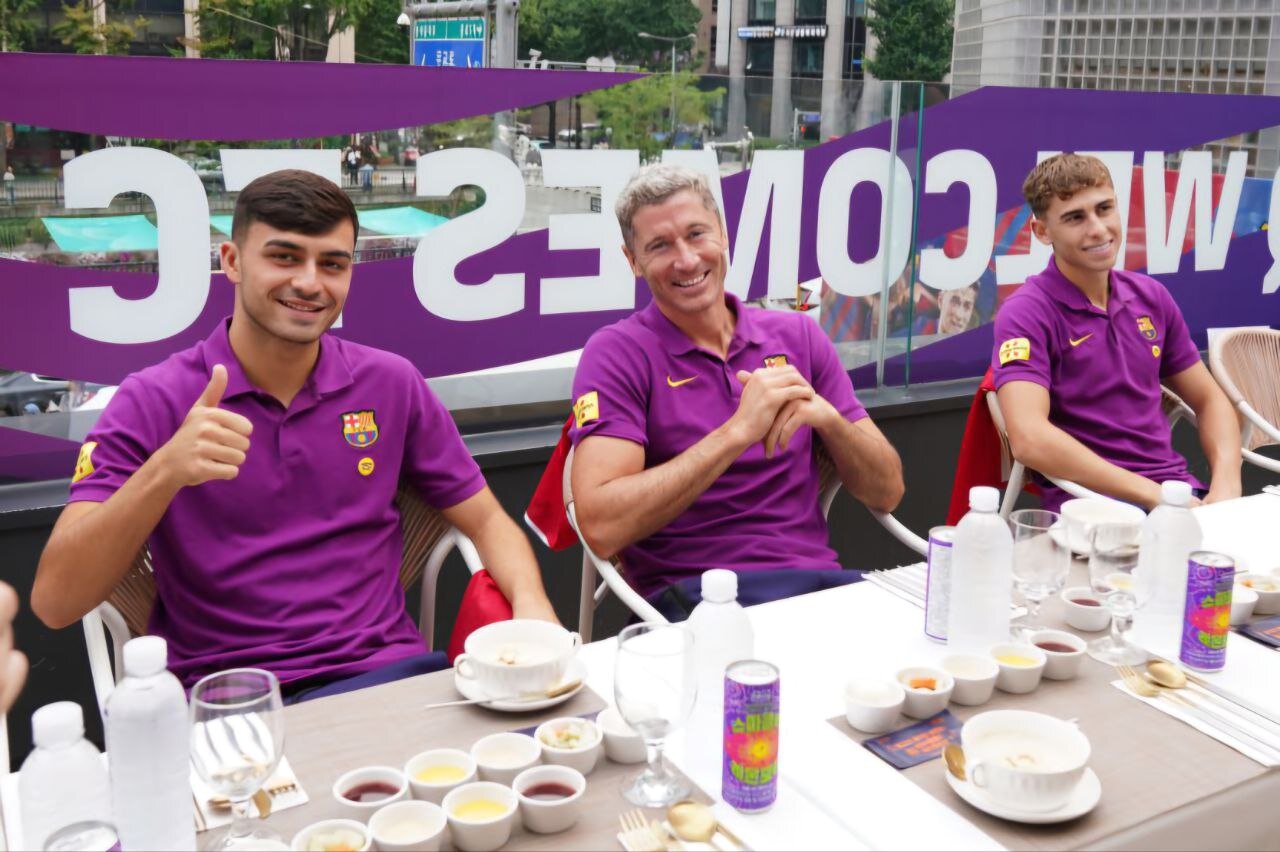 본문 이미지 - 팬들과의 만남을 마친 뒤 (왼쪽부터)페드리,레반도프스키,페르민 선수가 루프탑에서 '치마카세'를 기다리고 있다.