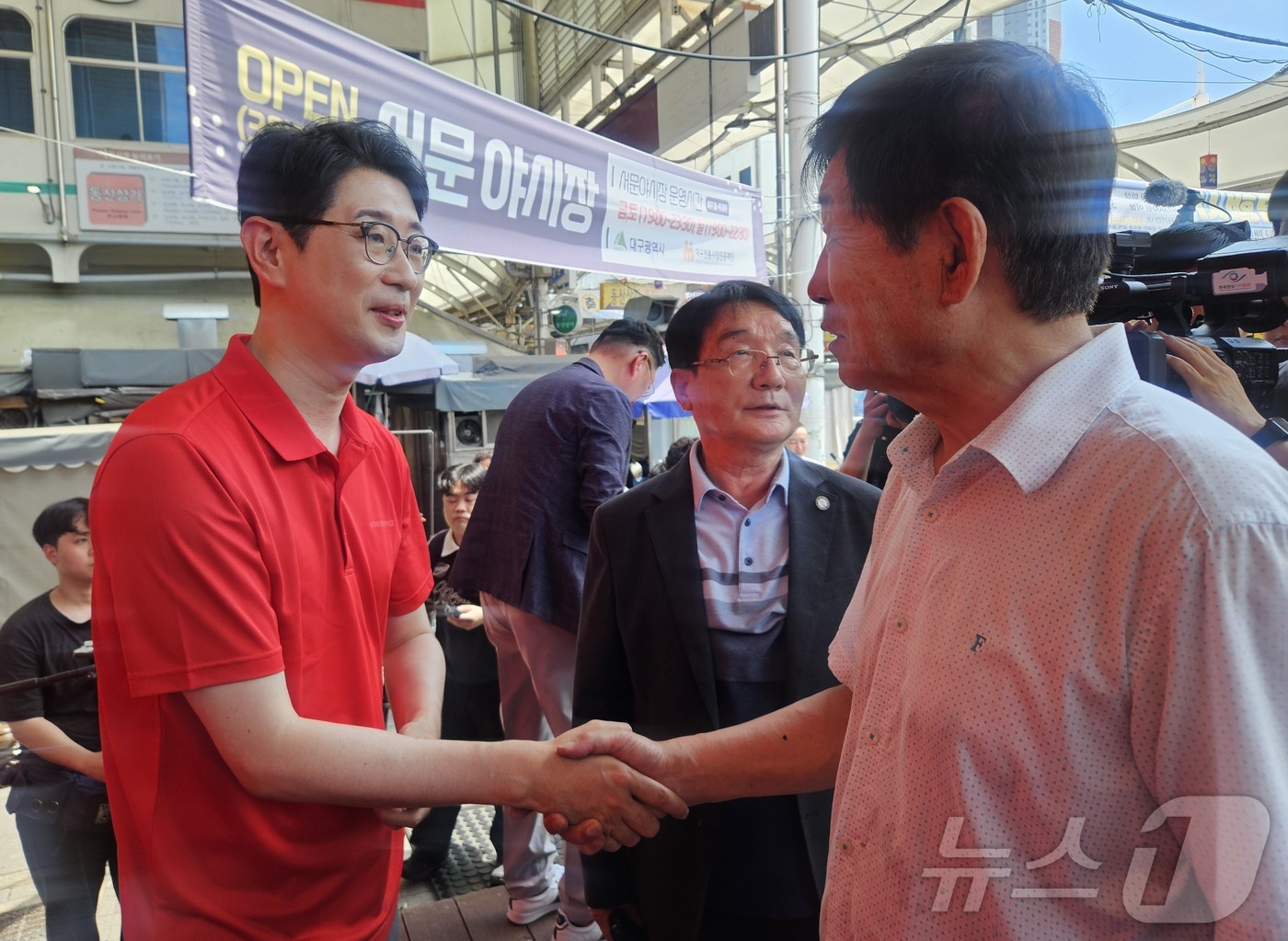 (대구=뉴스1) 남승렬 기자 = 주진우 국민의힘 당대표 후보가 2일 오전 대구 중구 대신동 서문시장을 찾아 시민들과 소통하고 있다. 2025.8.2/뉴스1