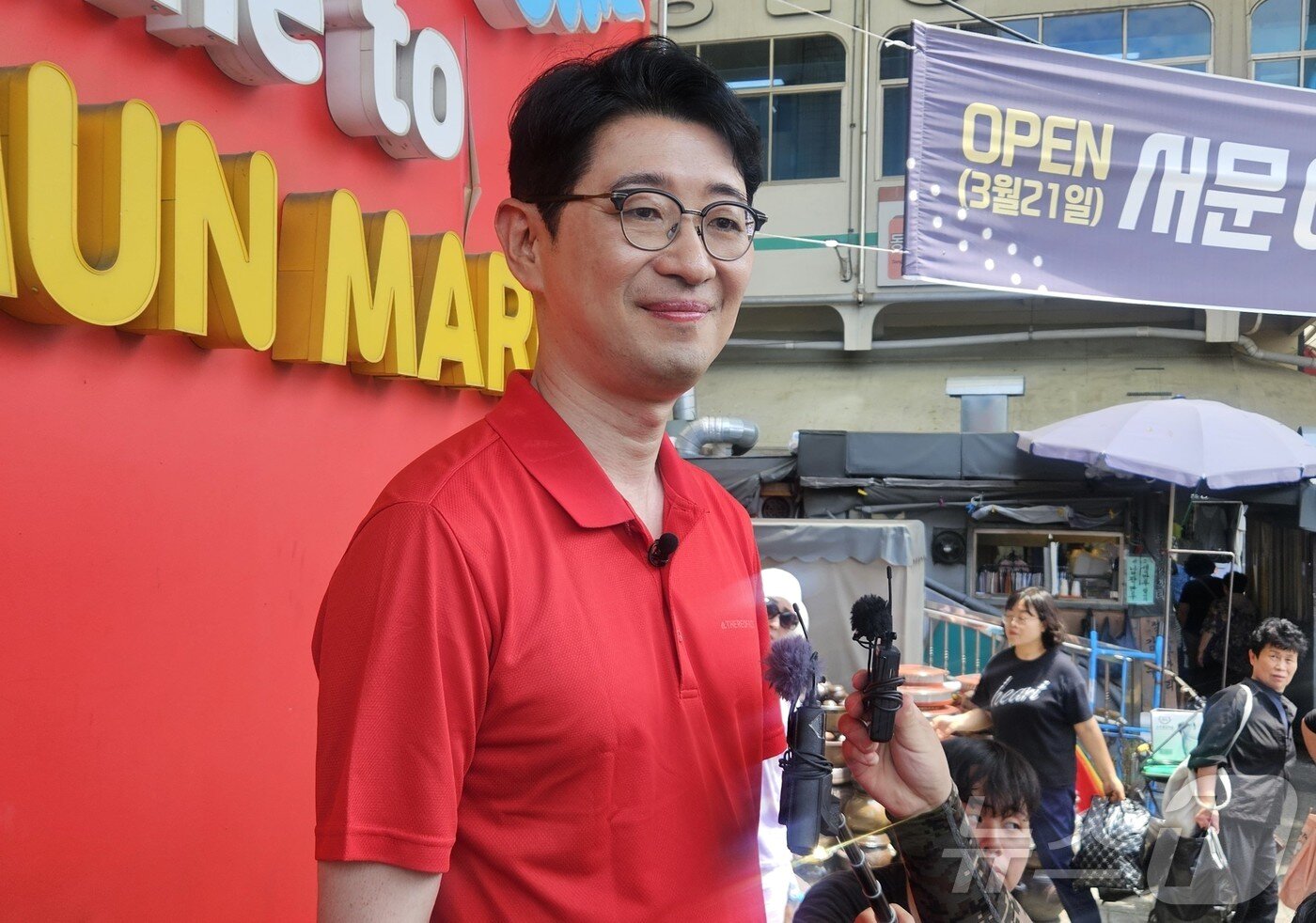 본문 이미지 - 주진우 국민의힘 대표 후보가 2일 대구 중구 대신동 서문시장에서 기자들과 만나 질문에 답변하고 있다. 2025.8.2/뉴스1 ⓒ News1 남승렬 기자