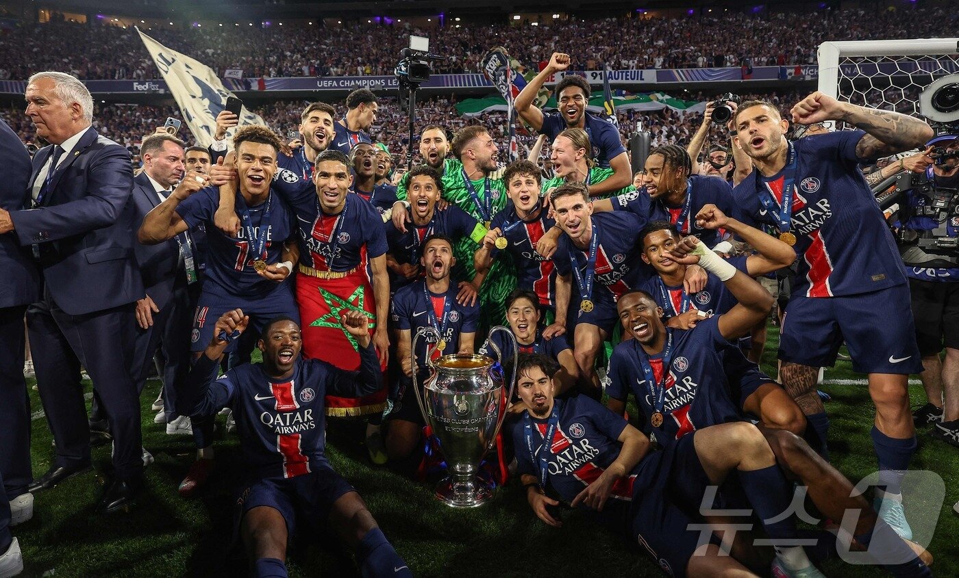 본문 이미지 - UCL 우승 세리머니를 즐기는 이강인ⓒ AFP=뉴스1