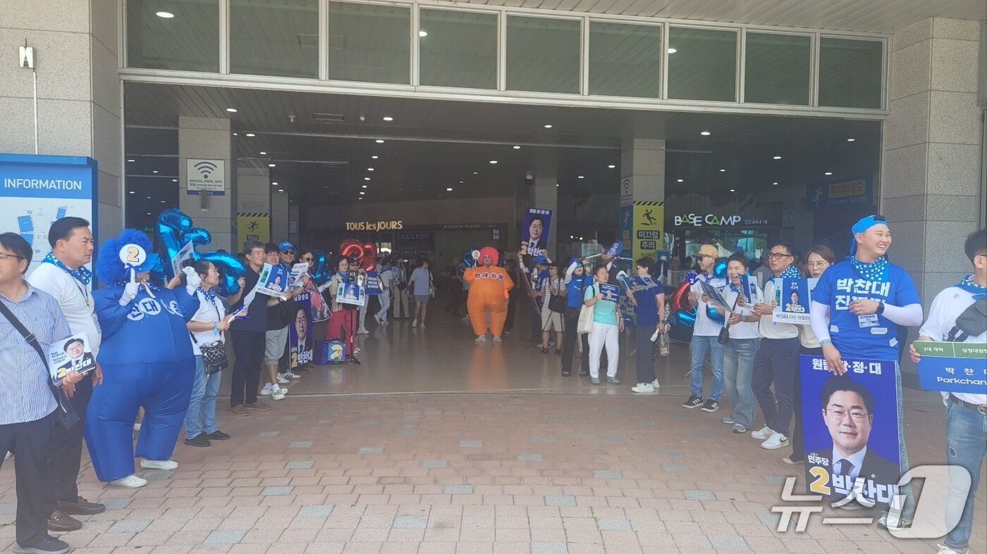 본문 이미지 - 더불어민주당 전국당원대회를 앞두고 경기 고양 일산서구 킨텍스 앞에서 박찬대 후보 지지자들이 유세를 하는 모습이다. 2025.08.02 ⓒ 뉴스1 이정환 기자