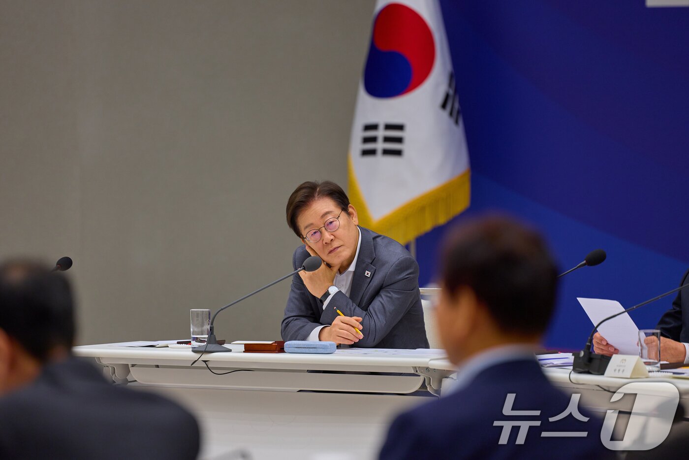 본문 이미지 - 이재명 대통령이 지난 1일 서울 용산 대통령실 청사에서 열린 전국 시·도지사 간담회에서 발언을 듣고 있다. &#40;이재명 대통령 SNS. 재판매 및 DB금지&#41; 2025.8.2/뉴스1 ⓒ News1 이재명 기자