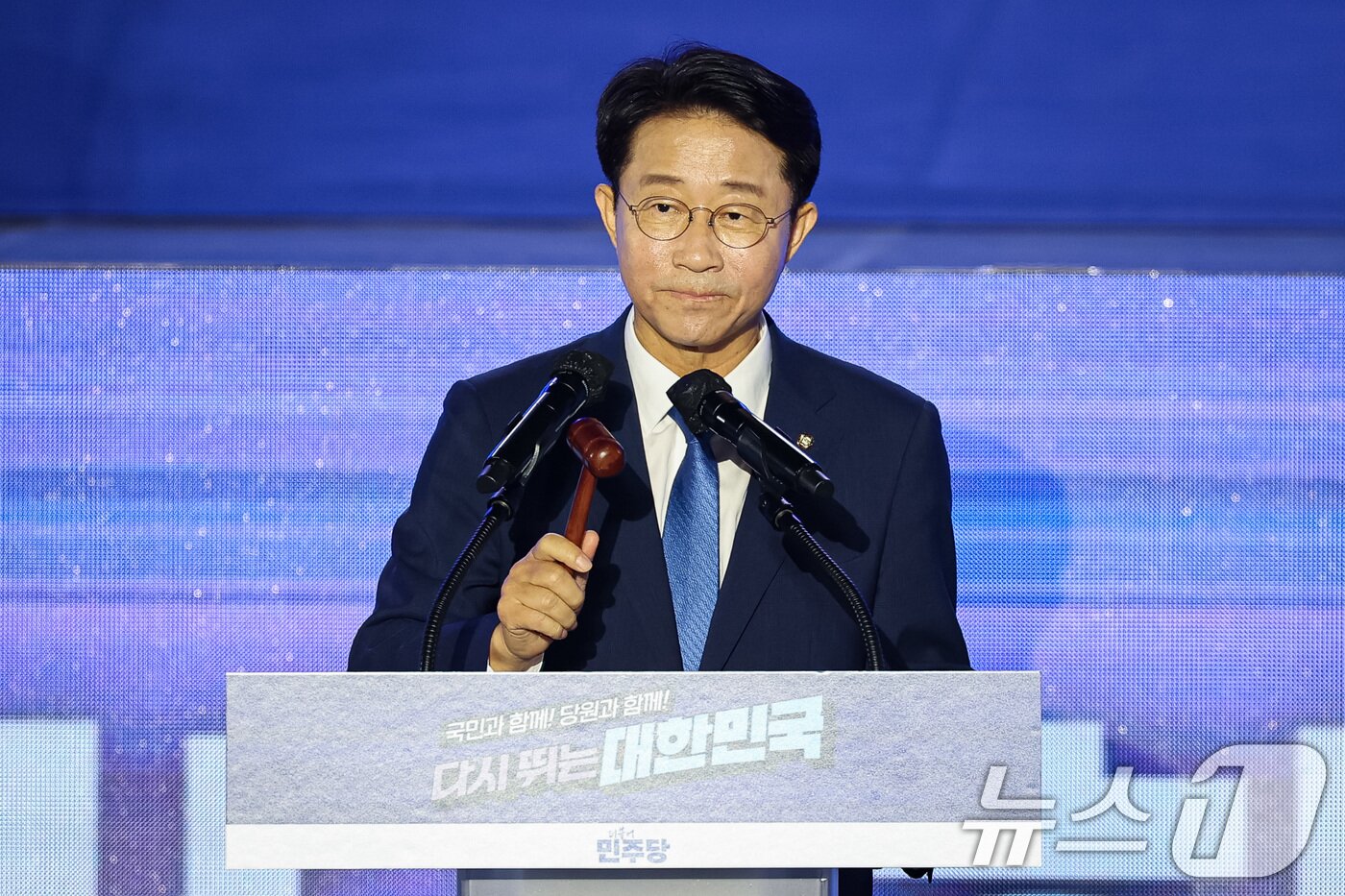 본문 이미지 - 조정식 더불어민주당 전국당원대회 의장이 2일 경기 고양시 킨텍스에서 열린 제2차 임시전국당원대회에서 개회선언을 하고 있다. 2025.8.2 ⓒ 뉴스1 유승관 기자