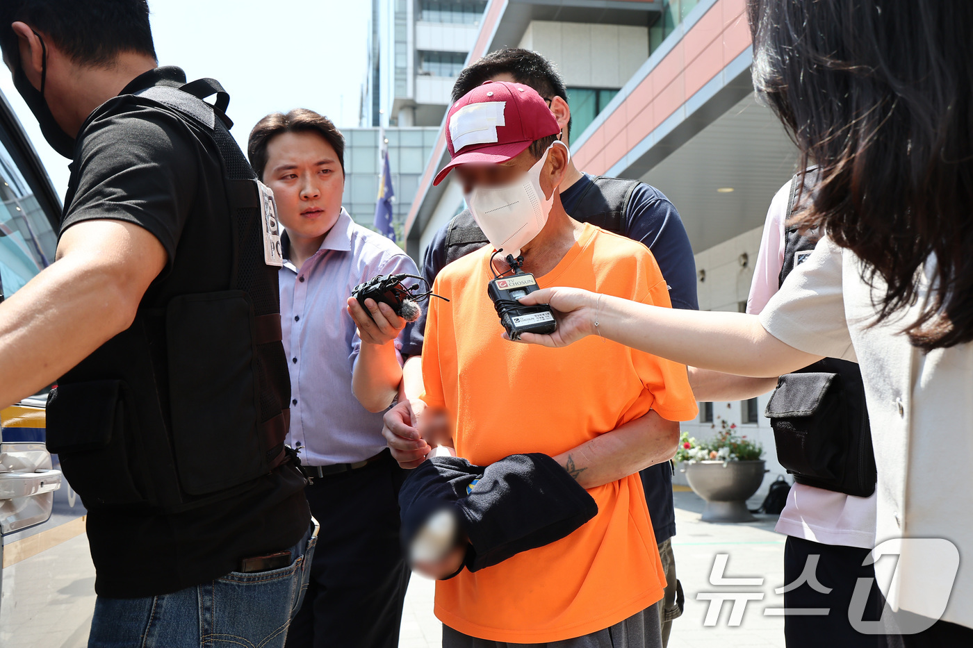 (서울=뉴스1) 김도우 기자 = 동거하던 50대 여성을 살해한 혐의를 받는 중국 국적 60대 남성 김 모 씨가 2일 서울남부지방법원에서 열리는 구속 전 피의자심문(영장실질심사)을 …