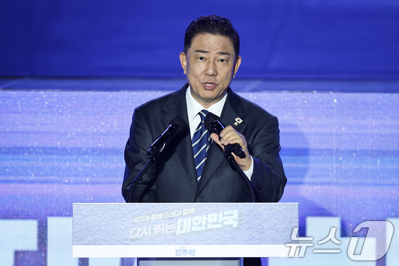 (고양=뉴스1) 유승관 기자 = 김병기 더불어민주당 대표 직무대행 겸 원내대표가 2일 경기 고양시 킨텍스에서 열린 제2차 임시전국당원대회에서 인사말을 하고 있다. 2025.8.2/ …