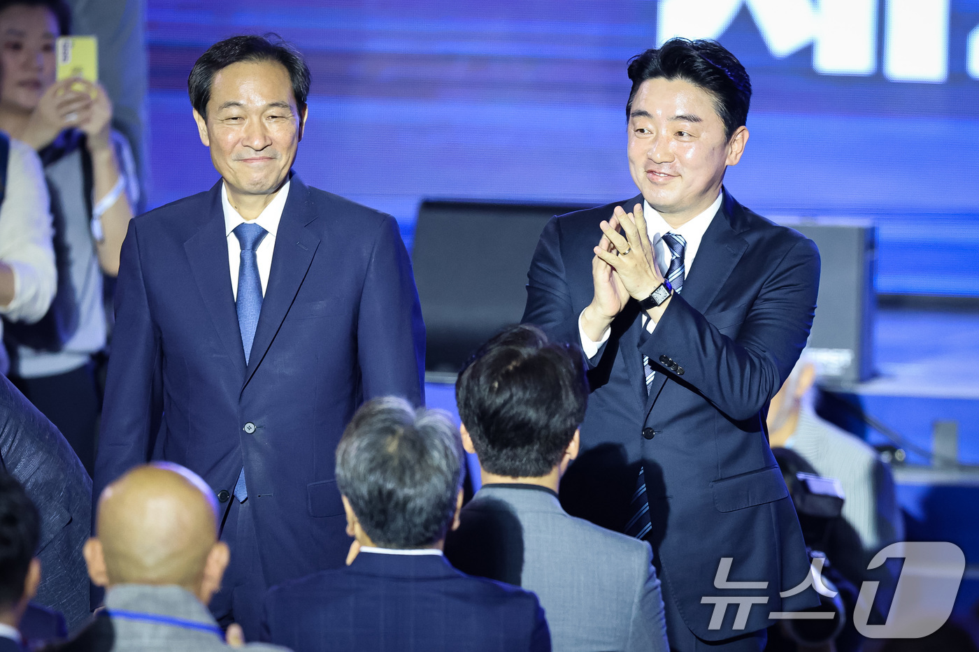 (고양=뉴스1) 유승관 기자 = 강훈식 대통령 비서실장(오른쪽)과 우상호 정무수석이 2일 경기 고양시 킨텍스에서 열린 더불어민주당 제2차 임시전국당원대회에 참석해 당원들을 향해 인 …