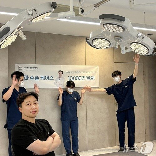 본문 이미지 - 나무 원장과 외과팀(돌봄동물의료센터 제공) ⓒ 뉴스1