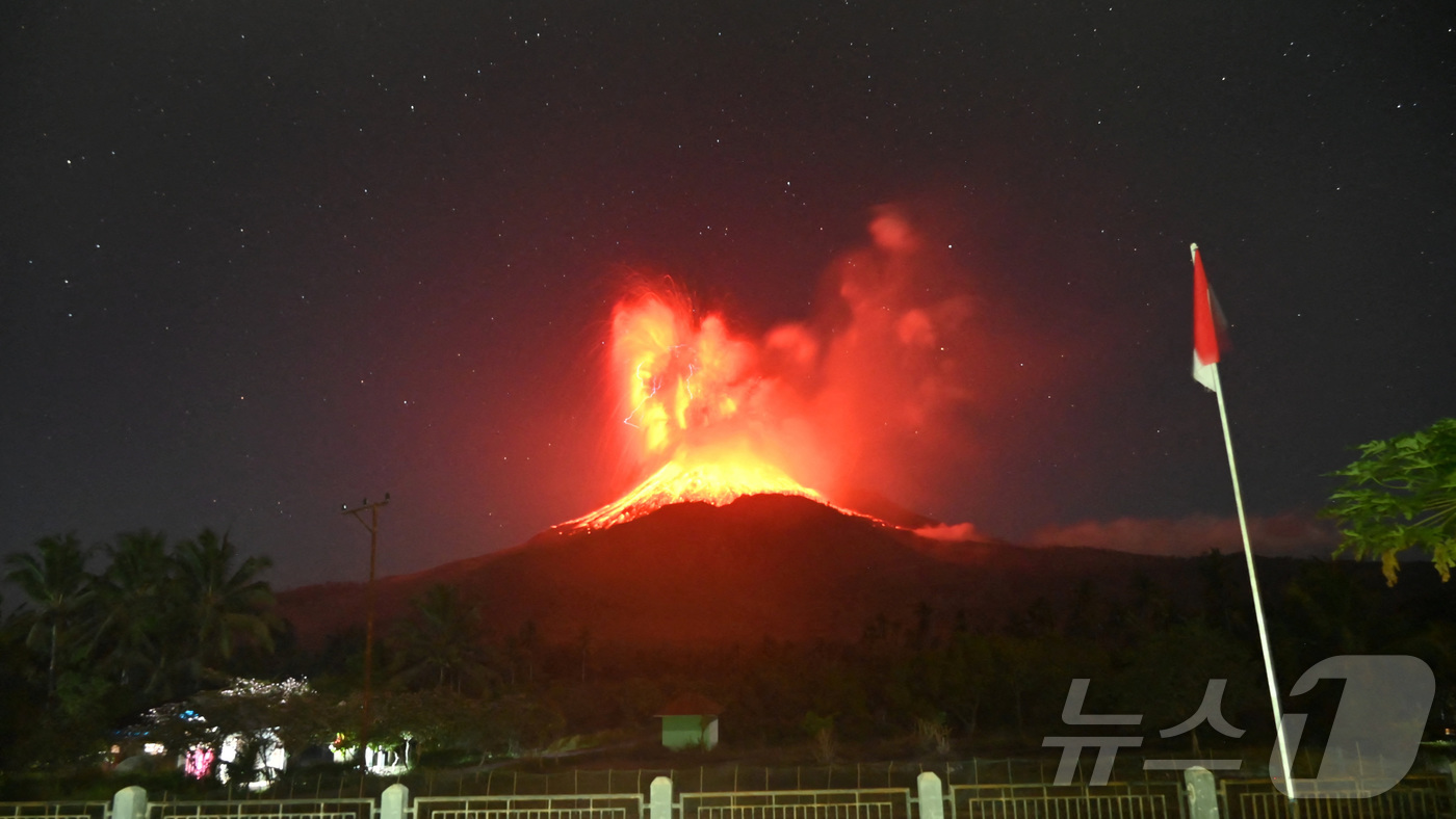 (로이터=뉴스1) 윤다정 기자 = 1일(현지시간) 오후 8시 48분쯤 인도네시아 동누사틍가라주의 관광지 플로레스섬에 위치한 르워토비 라키라키 화산이 분화해 용암을 내뿜고 있다. ( …