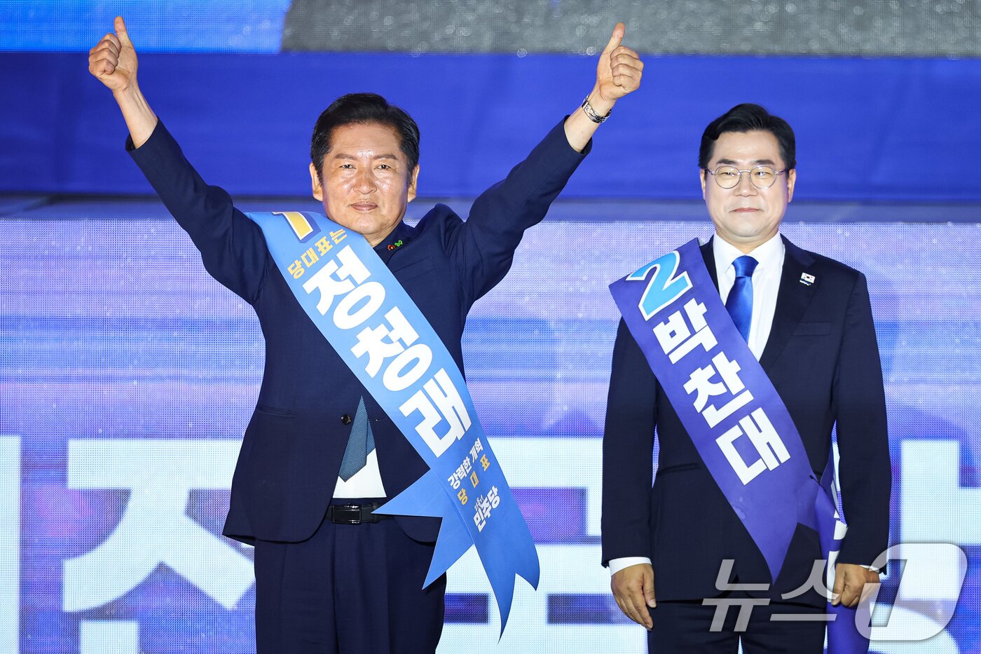 본문 이미지 - 정청래 더불어민주당 당대표 후보가 2일 경기 고양시 킨텍스에서 열린 제2차 임시전국당원대회에서 당원들을 향해 인사하고 있다. 오른쪽은 박찬대 후보. 2025.8.2/뉴스1 ⓒ News1 유승관 기자