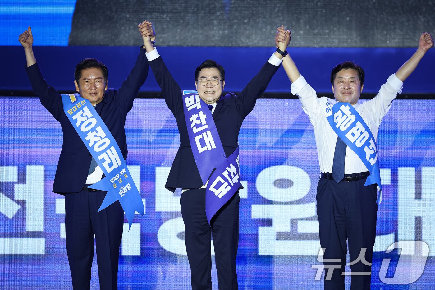 본문 이미지 - 2일 경기 고양시 킨텍스에서 열린 제2차 임시전국당원대회에서 당대표 및 최고위원 후보자들이 당원들을 향해 인사하고 있다. 왼쪽부터 정청래, 박찬대 당대표 후보, 황명선 최고위원 후보. 2025.8.2/뉴스1 ⓒ News1 유승관 기자