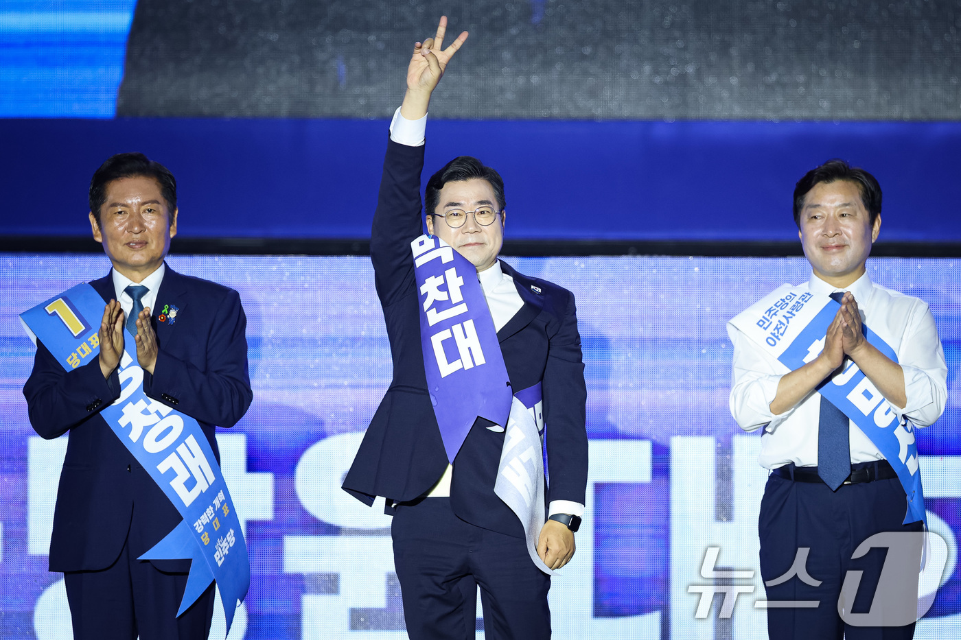 (고양=뉴스1) 유승관 기자 = 박찬대 더불어민주당 당대표 후보가 2일 경기 고양시 킨텍스에서 열린 제2차 임시전국당원대회에서 당원들을 향해 인사하고 있다. 왼쪽부터 정청래, 박 …