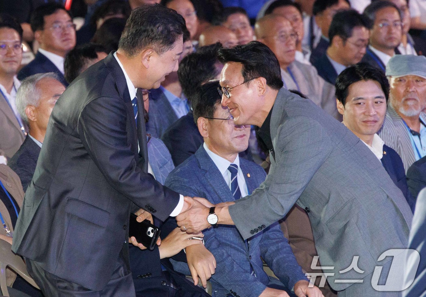(고양=뉴스1) 유승관 기자 = 김병기 더불어민주당 대표 직무대행 겸 원내대표, 김민석 국무총리가 2일 오후 경기 고양시 킨텍스에서 열린 제2차 임시전국당원대회에서 악수를 하고 있 …