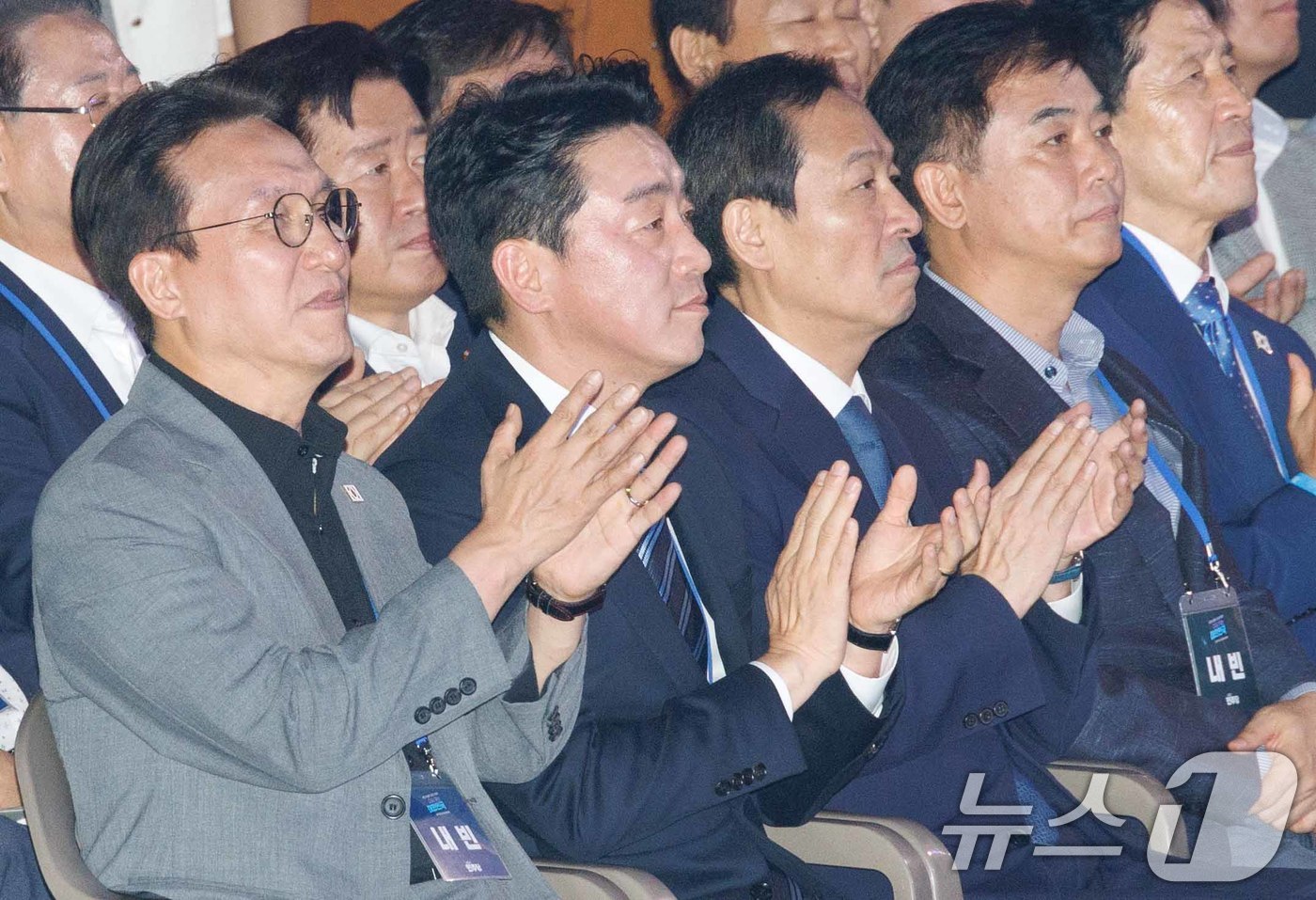 (고양=뉴스1) 유승관 기자 = 김민석 국무총리(왼쪽부터), 강훈식 비서실장, 우상호 정무수석, 김병욱 정무비서관이 2일 오후 경기 고양시 킨텍스에서 열린 제2차 임시전국당원대회에 …