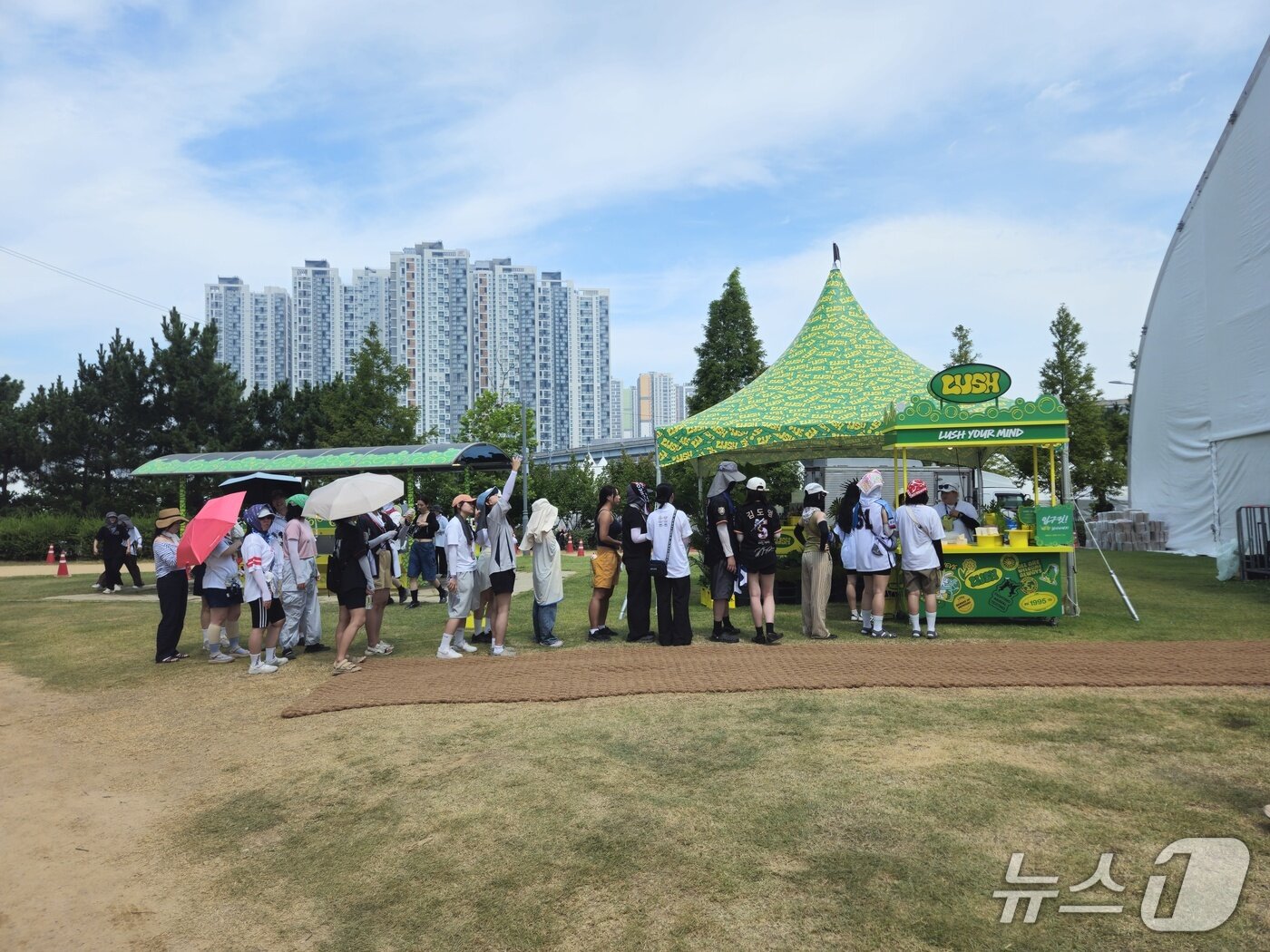 본문 이미지 - 1~3일 송도달빛축제공원에서는 올해 20주년을 맞이한 '2025 인천펜타포트 락 페스티벌'이 열렸다. 러쉬코리아는 이번 펜타포트 행사에서 간이 화장실인 '플래시 워시룸'부터 개수대, 이벤트 존 등을 설치해 러쉬 제품을 비치해 소개했다.ⓒ 뉴스1/김진희기자.