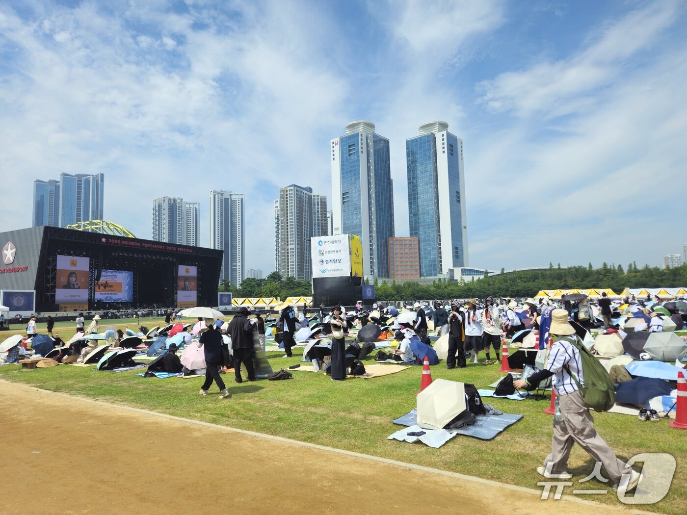 본문 이미지 - 1~3일 송도달빛축제공원에서는 올해 20주년을 맞이한 '2025 인천펜타포트 락 페스티벌'이 열렸다. 러쉬코리아는 이번 펜타포트 행사에서 간이 화장실인 '플래시 워시룸'부터 개수대, 이벤트 존 등을 설치해 러쉬 제품을 비치해 소개했다.ⓒ 뉴스1/김진희기자.