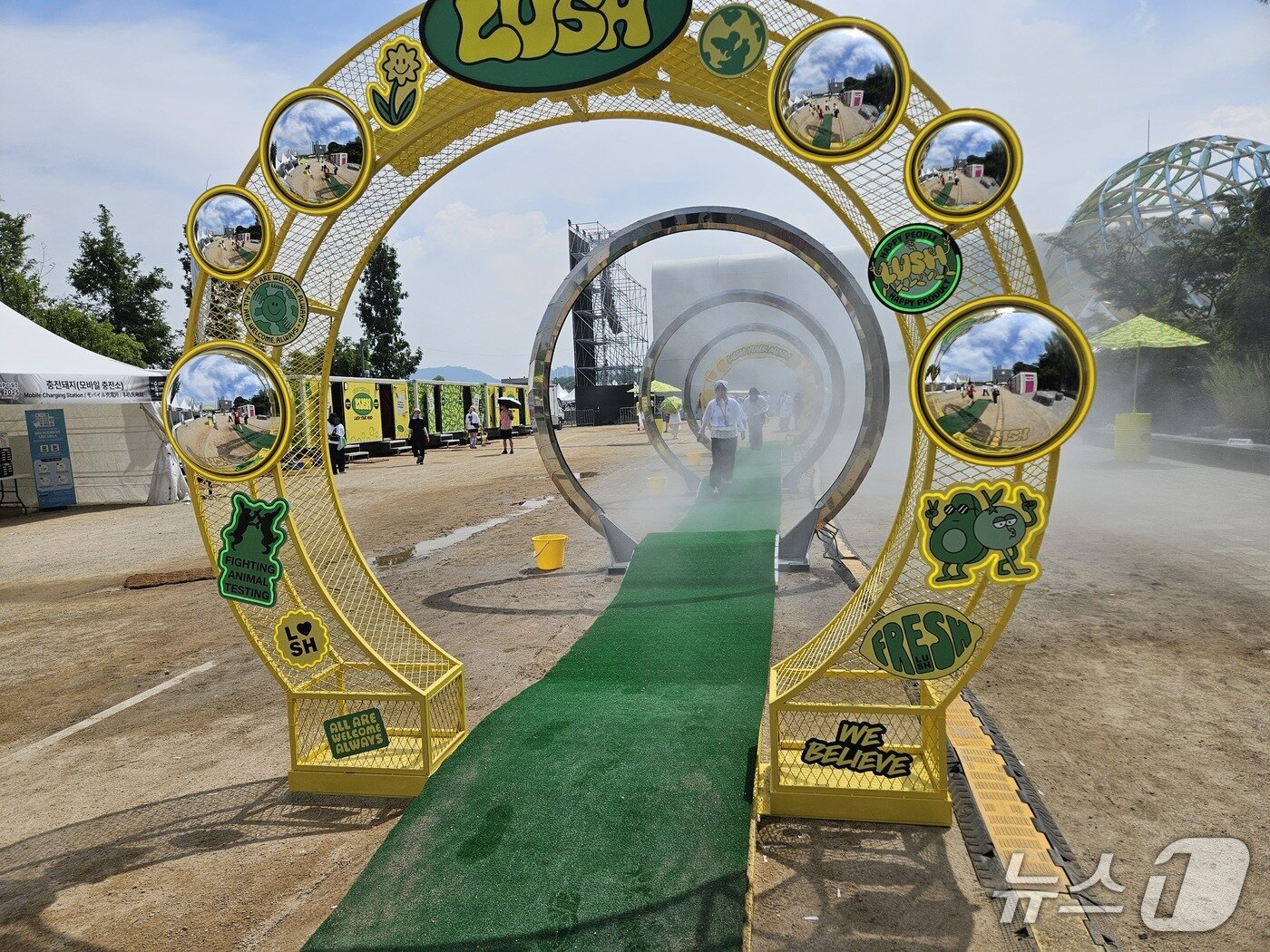 본문 이미지 - 1~3일 송도달빛축제공원에서는 올해 20주년을 맞이한 '2025 인천펜타포트 락 페스티벌'이 열렸다. 러쉬코리아는 이번 펜타포트 행사에서 간이 화장실인 '플래시 워시룸'부터 개수대, 이벤트 존 등을 설치해 러쉬 제품을 비치해 소개했다.ⓒ 뉴스1/김진희기자.